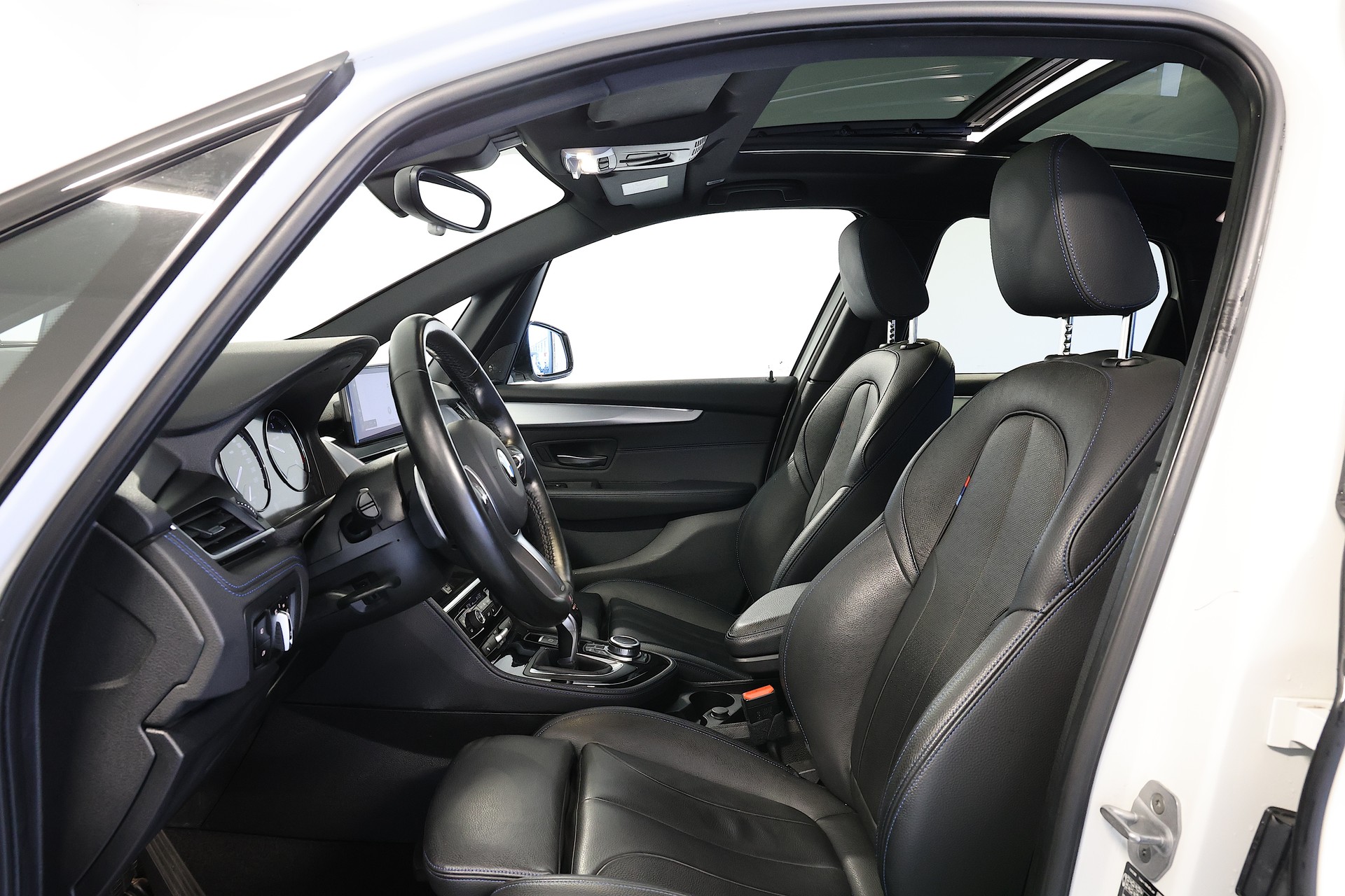 BMW 220d xDrive Active Tourer Steptronic M Sport-image-8