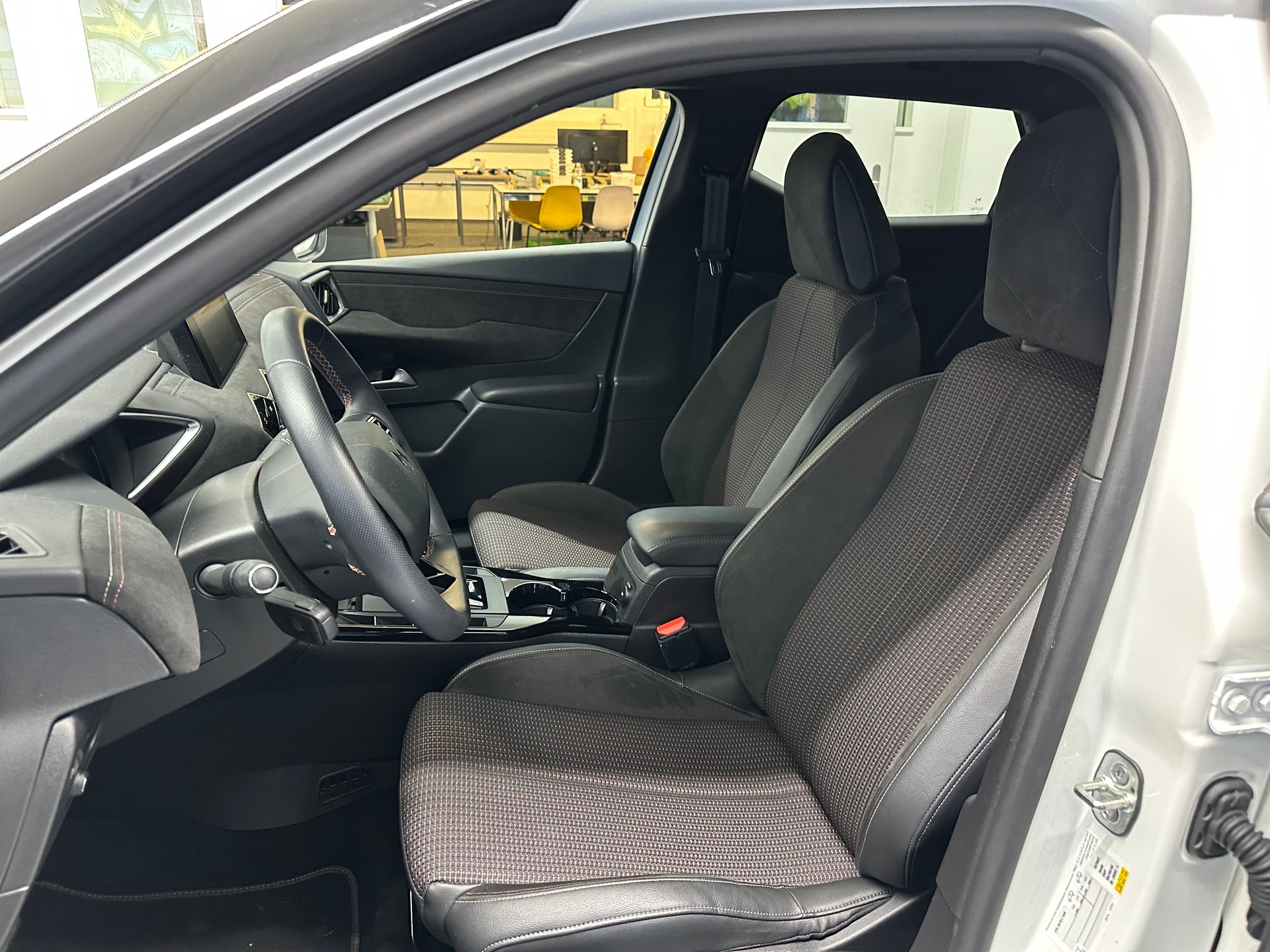 DS AUTOMOBILES DS 3 Crossback E-Tense 136 Performance Line-image-7