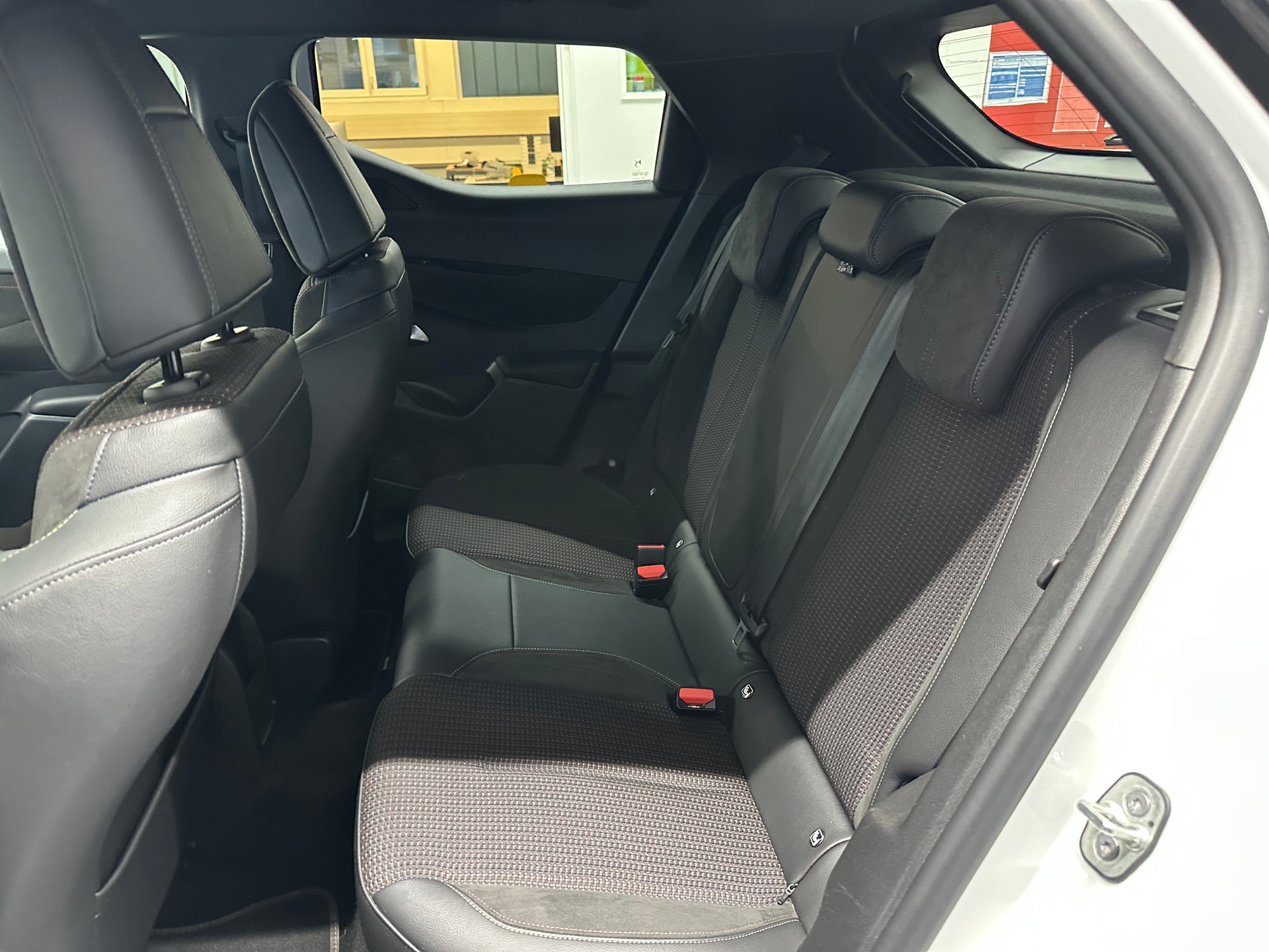 DS AUTOMOBILES DS 3 Crossback E-Tense 136 Performance Line-image-8