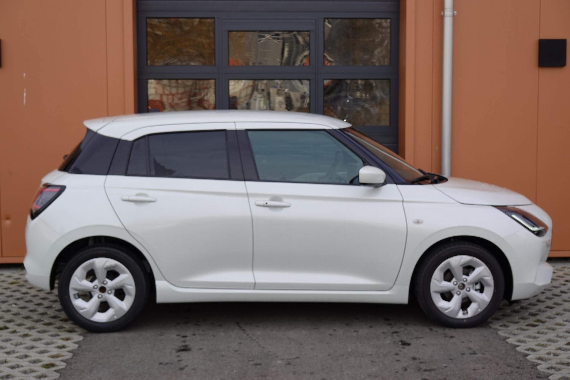 SUZUKI Swift 1.2 Compact+ Hybrid CVT - "Tempomat Adapt. * Caméra de recul * Sièges chauffants * Apple Car Play * Aides Conduites"-showroom-element-3