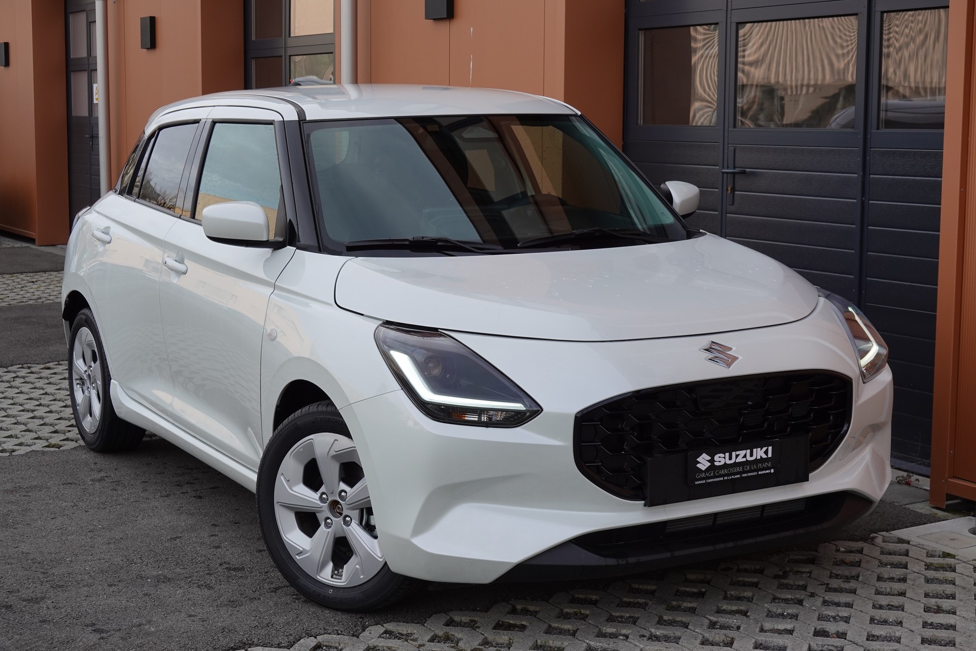 SUZUKI Swift 1.2 Compact+ Hybrid CVT - "Tempomat Adapt. * Caméra de recul * Sièges chauffants * Apple Car Play * Aides Conduites"-showroom-element-2