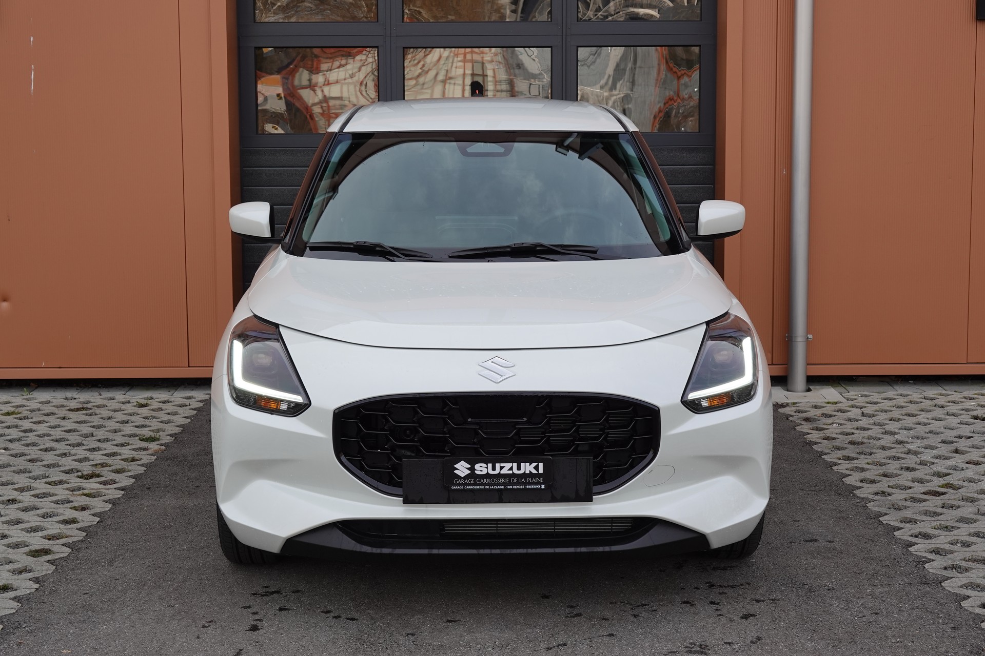 SUZUKI Swift 1.2 Compact+ Hybrid CVT - "Tempomat Adapt. * Caméra de recul * Sièges chauffants * Apple Car Play * Aides Conduites"-showroom-element-1