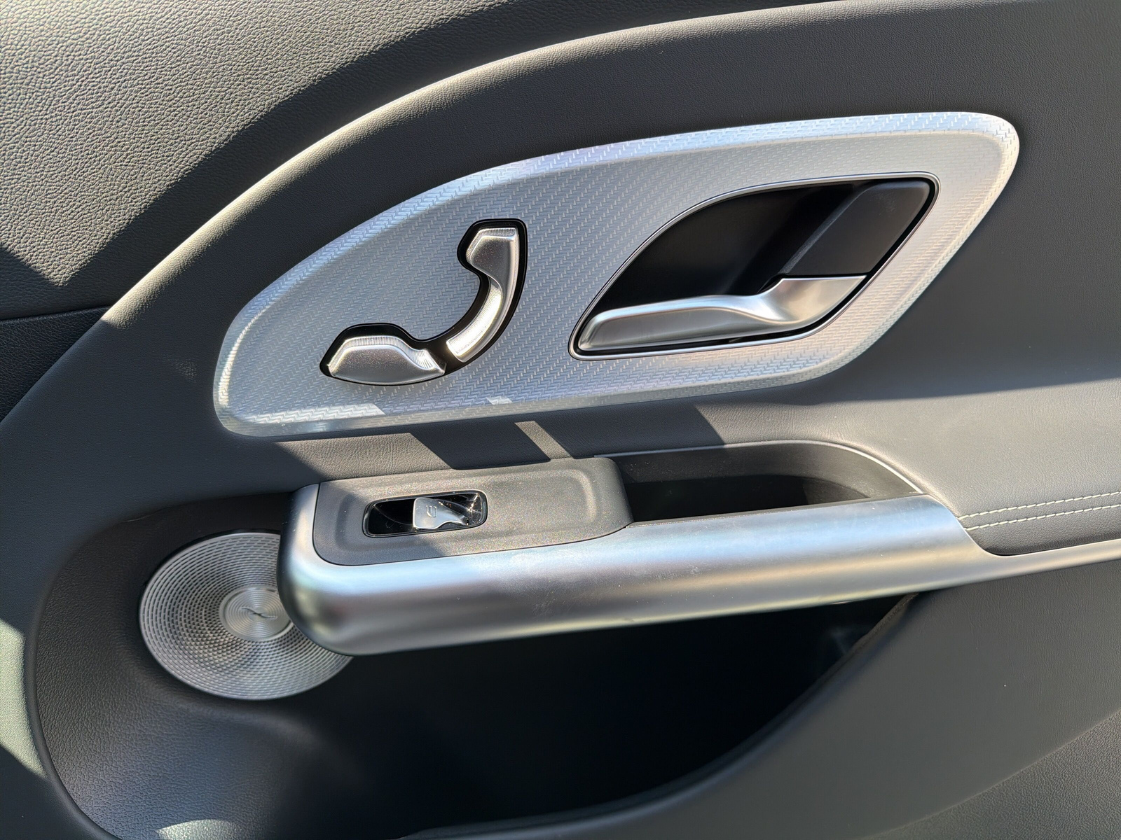 MERCEDES-BENZ GLB 350 4Matic with EQ Technology-image-16