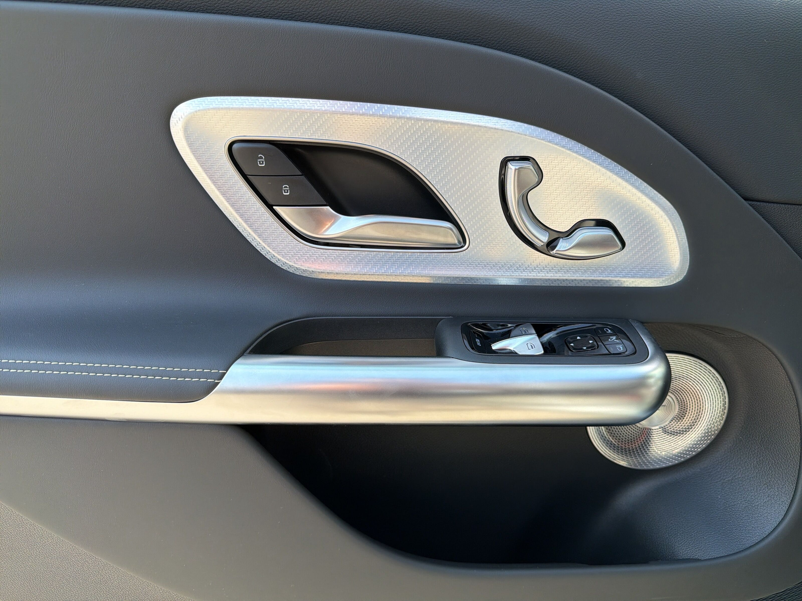 MERCEDES-BENZ GLB 350 4Matic with EQ Technology-image-11
