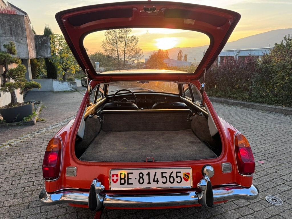 MG B GT-image-9