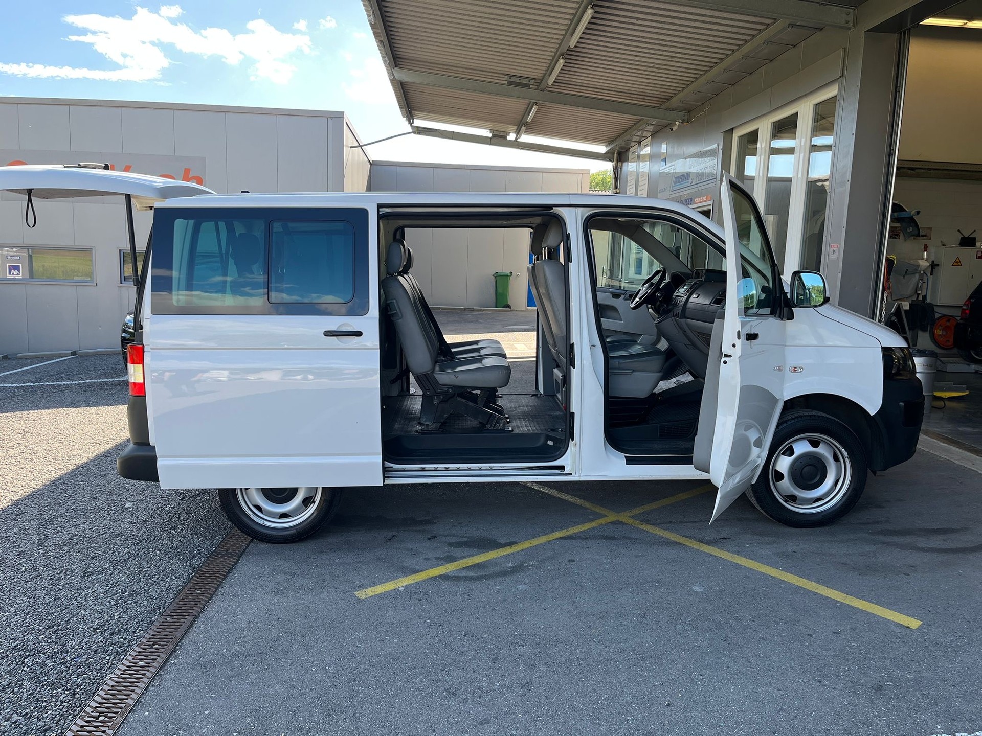VW EX POLICE !! MOTOR NEU !! MFK NEU !! 8 PLÄTZER 4X4 SYNCHRO TOP ZUSTAND. AB SERVICE.T5 2.0 Bi-TDI 4X4 DSG. AHK 2500 KG.