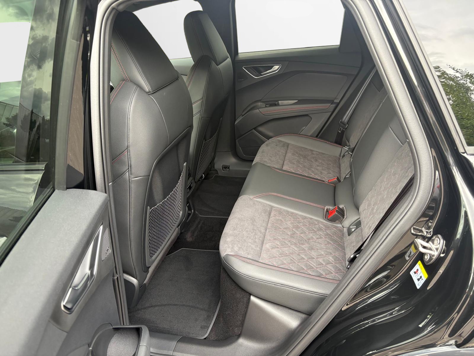 AUDI Q4 e-tron 45 Edition Swiss Ski quattro-image-6