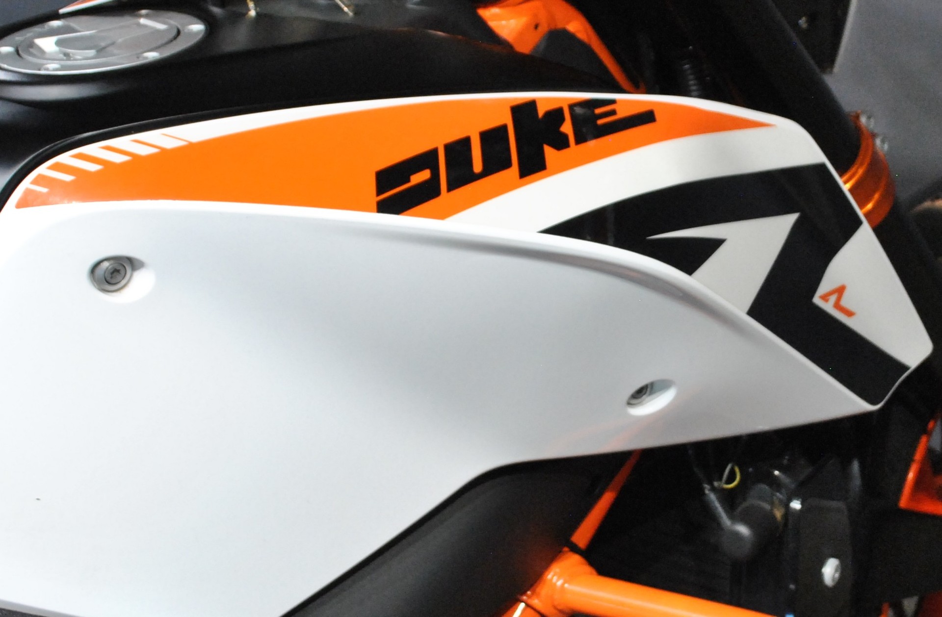 KTM 690 Duke R ABS-image-6