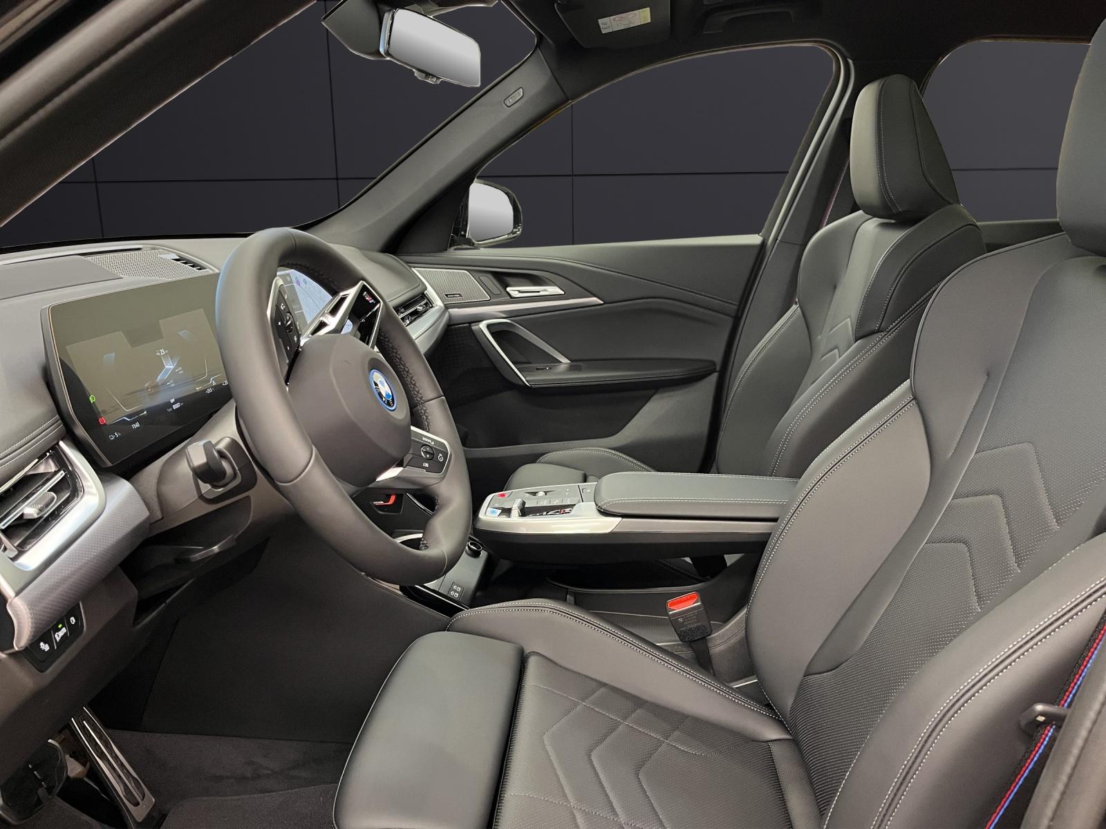 BMW iX1 30 xDrive-showroom-element-1