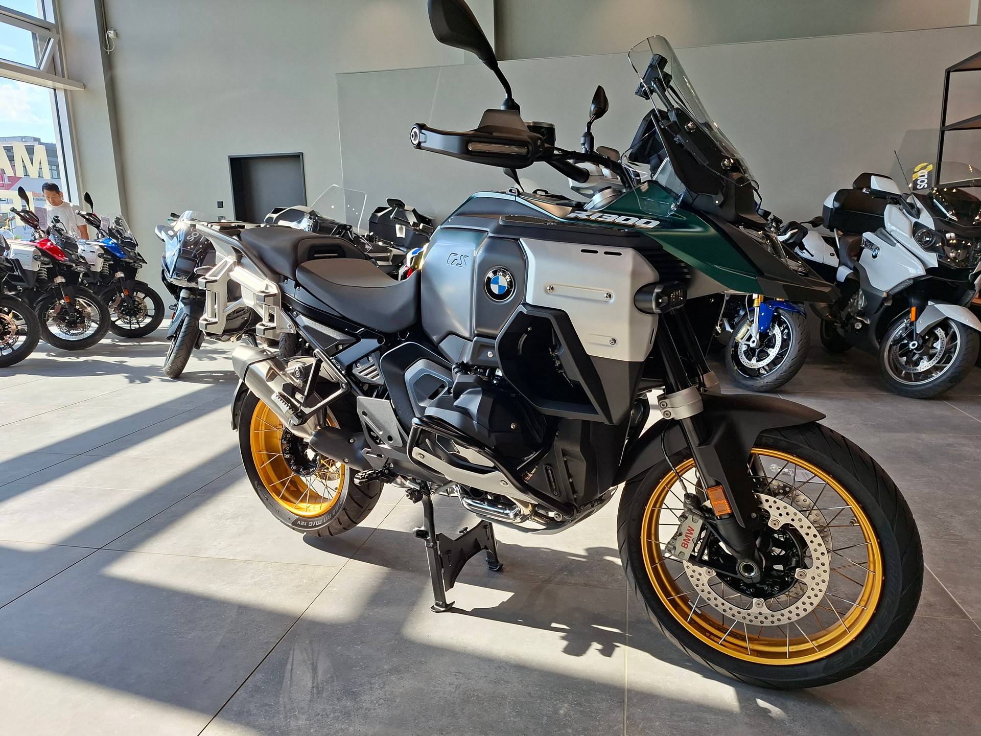 BMW R 1300 GS Adventure-image-2