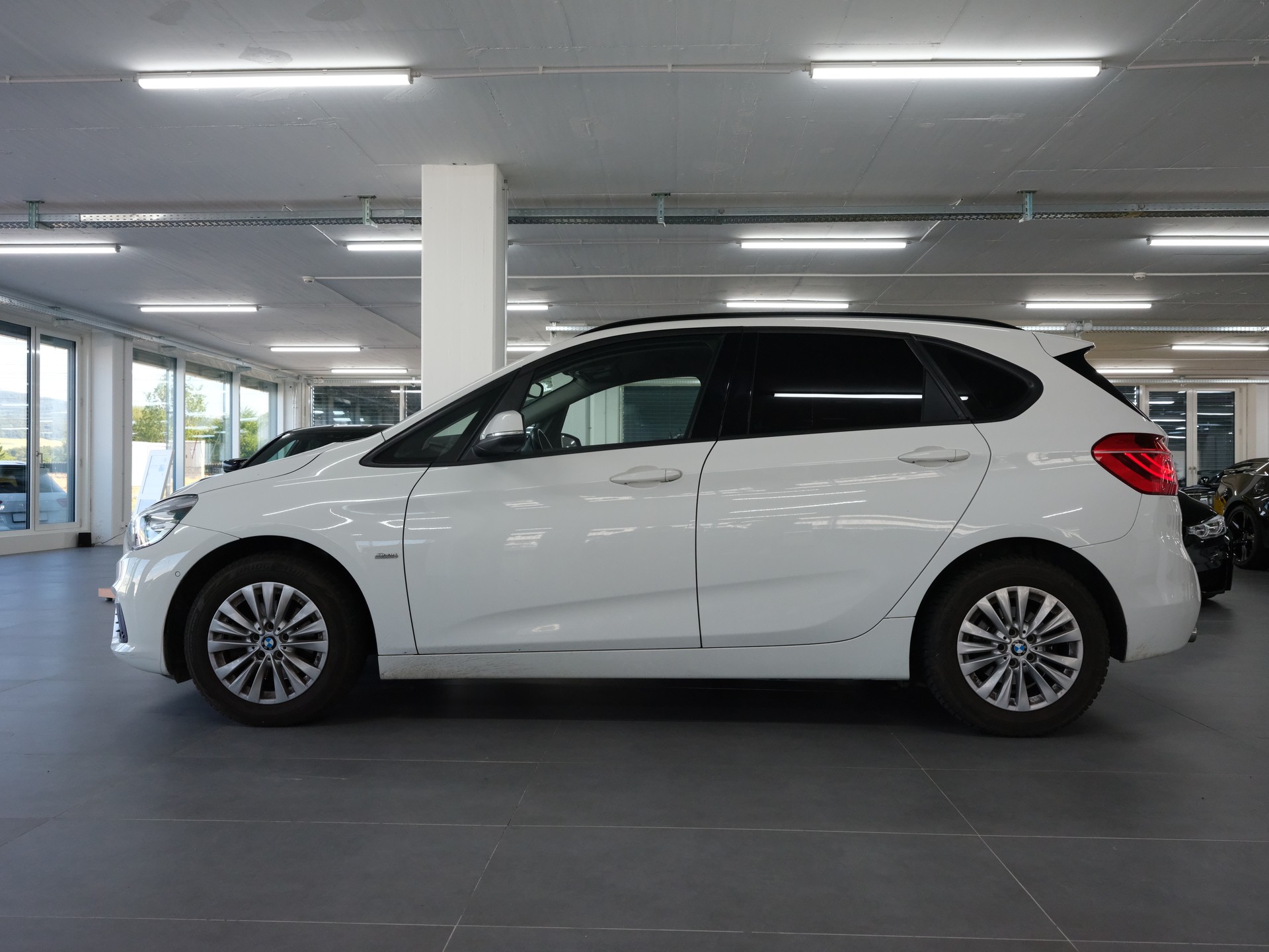 BMW 218d Active Tourer Steptronic *PDC Vorne & Hinten* *Sitzheizung*-image-6