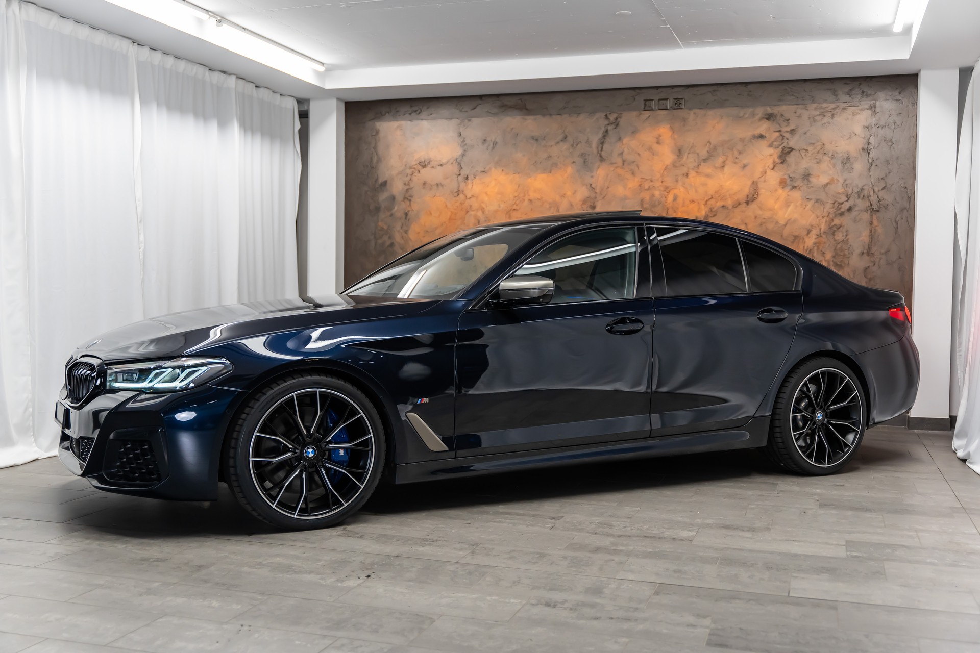 BMW M550i xDrive Steptronic *Panorama*Head-Up*Softclose*360°*-image-4