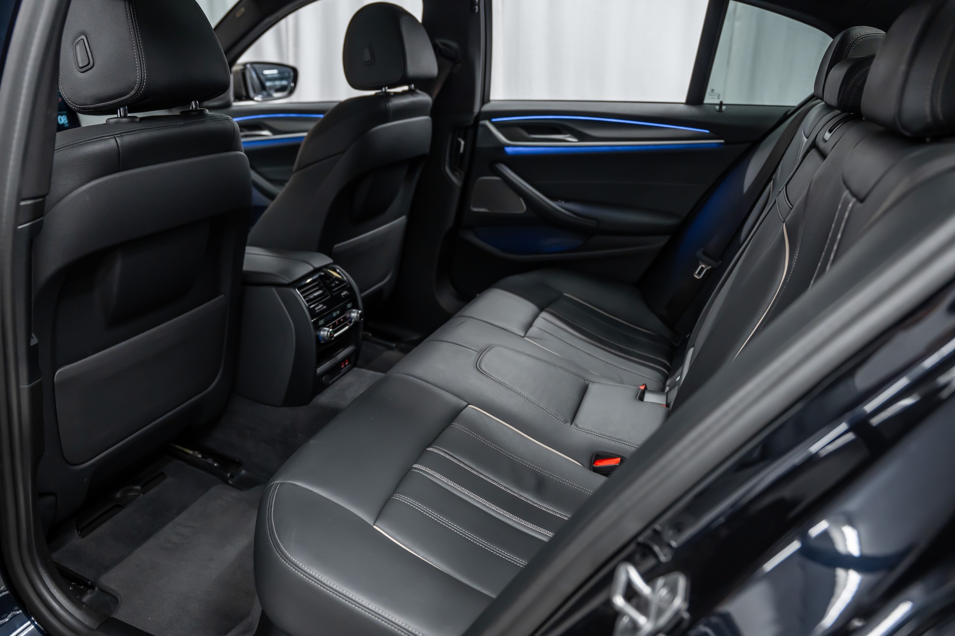 BMW M550i xDrive Steptronic *Panorama*Head-Up*Softclose*360°*-image-16