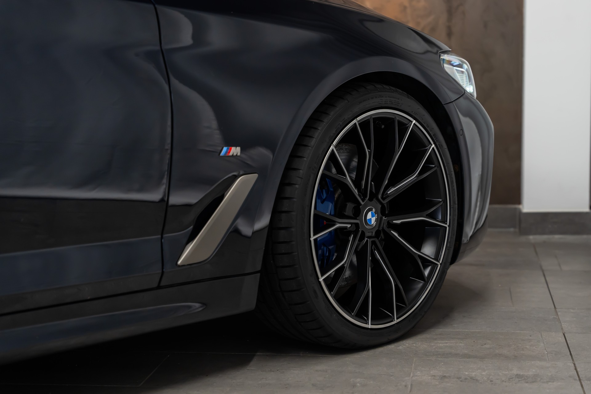 BMW M550i xDrive Steptronic *Panorama*Head-Up*Softclose*360°*-image-8