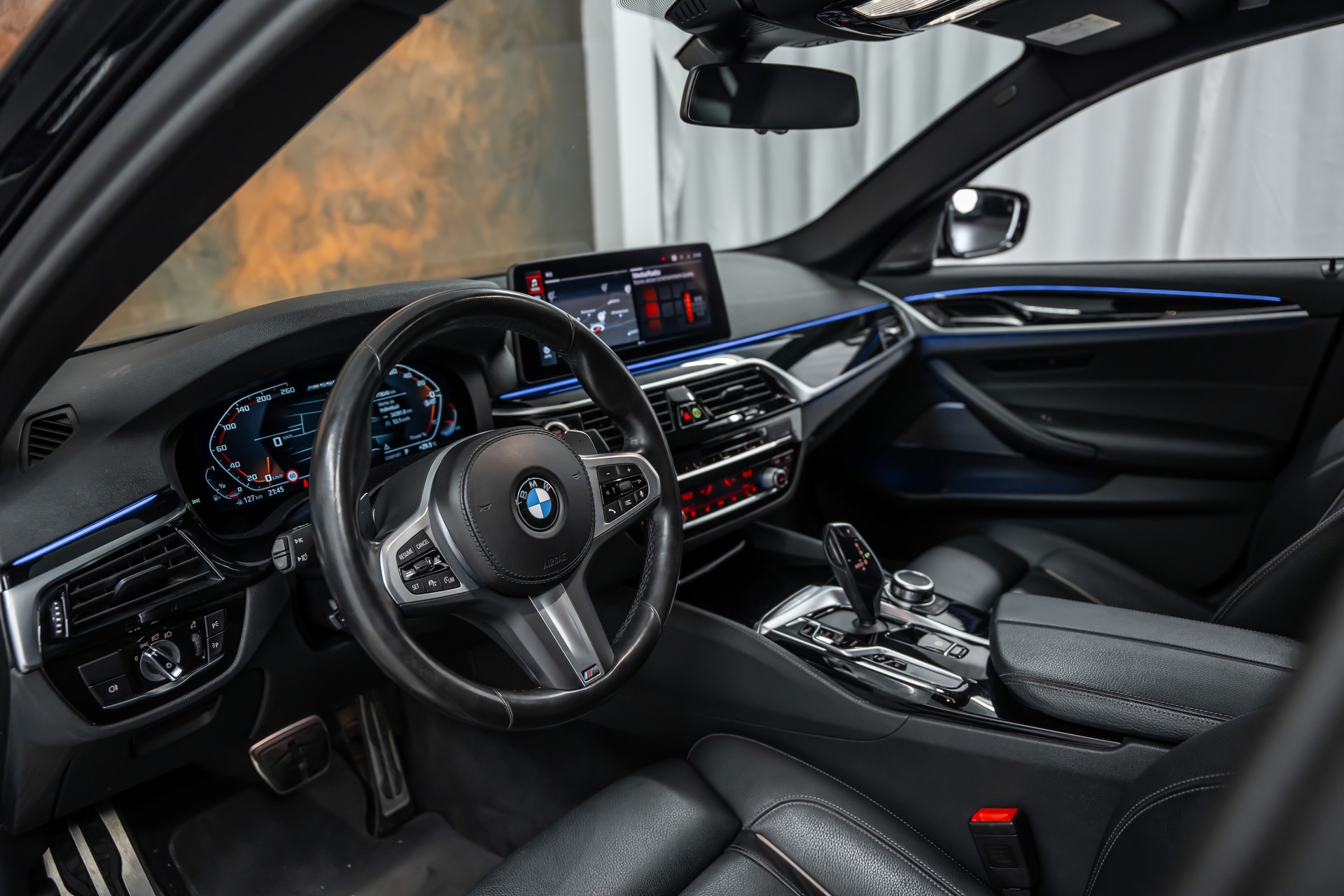 BMW M550i xDrive Steptronic *Panorama*Head-Up*Softclose*360°*-image-10
