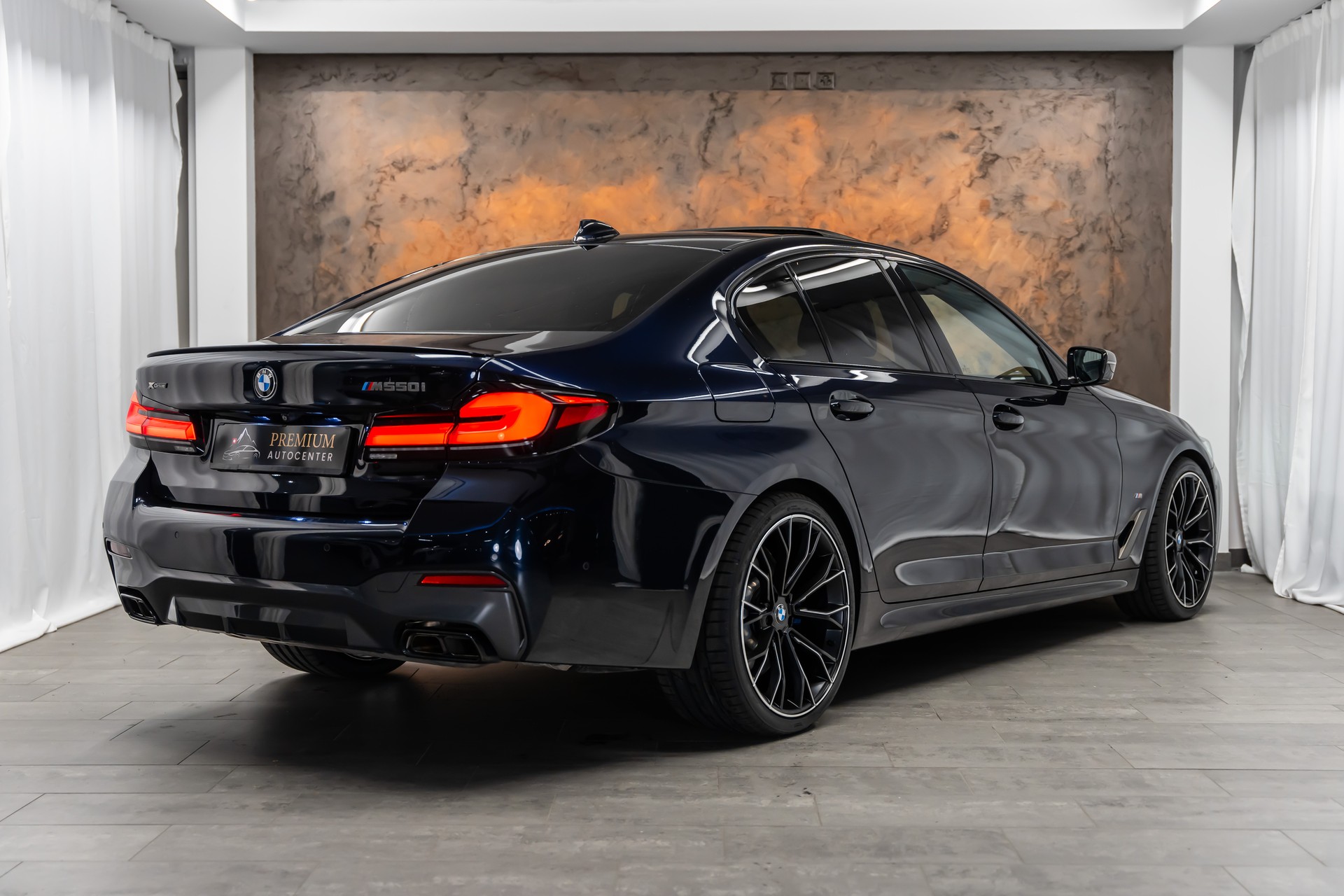 BMW M550i xDrive Steptronic *Panorama*Head-Up*Softclose*360°*-image-6