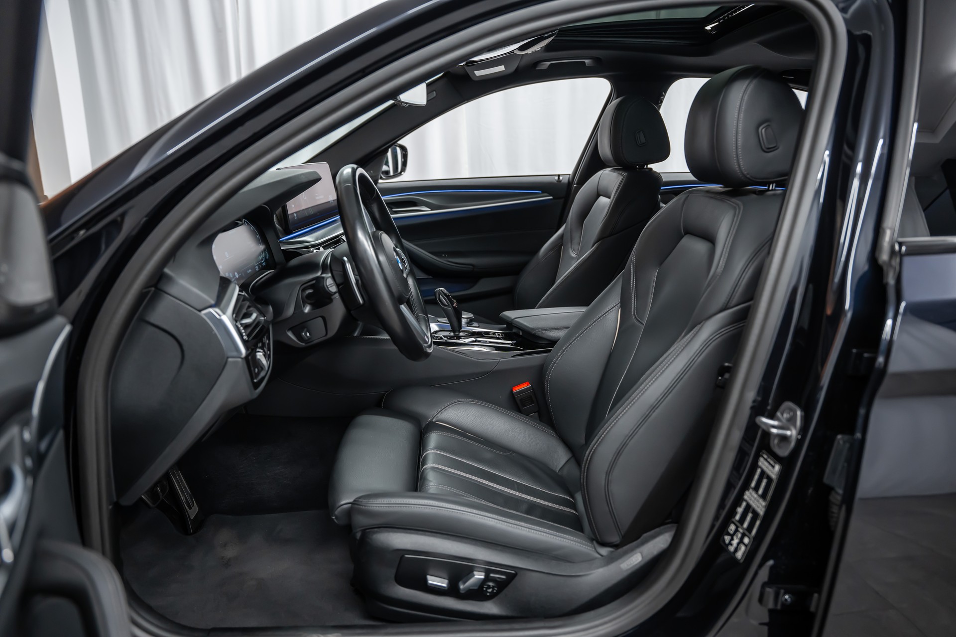 BMW M550i xDrive Steptronic *Panorama*Head-Up*Softclose*360°*-image-14