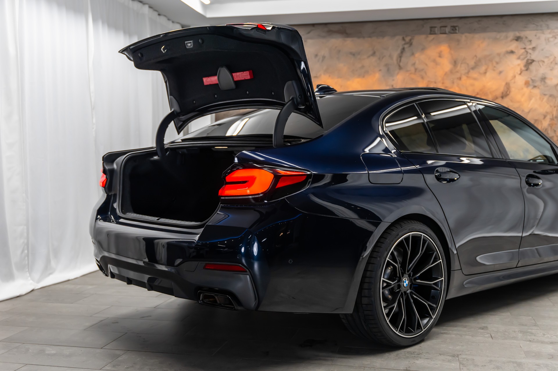 BMW M550i xDrive Steptronic *Panorama*Head-Up*Softclose*360°*-image-9