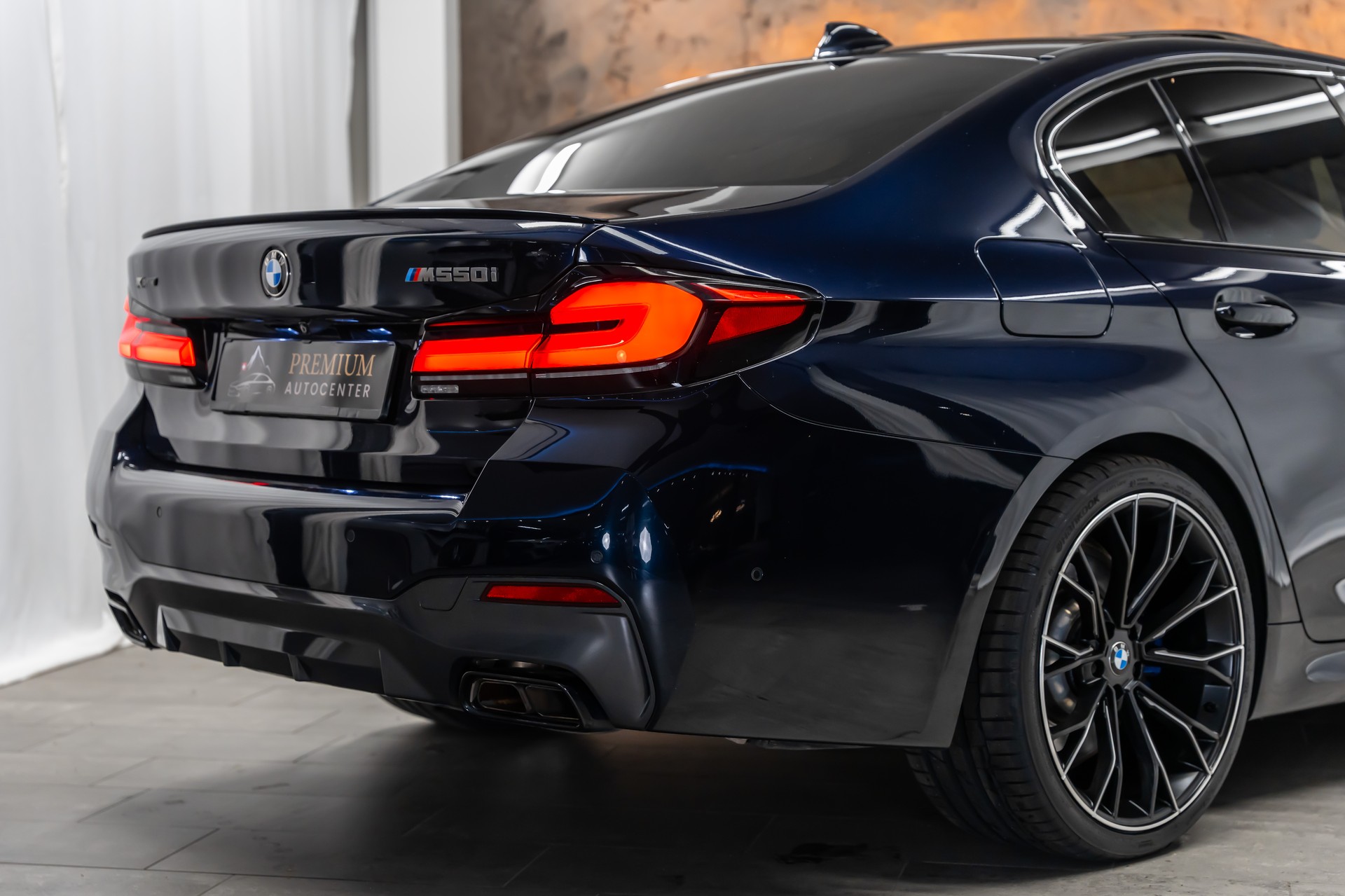 BMW M550i xDrive Steptronic *Panorama*Head-Up*Softclose*360°*-image-7