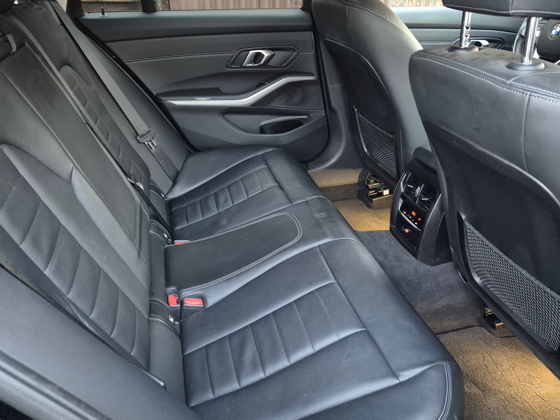 BMW 330e x DriveTouring Steptronic-image-15
