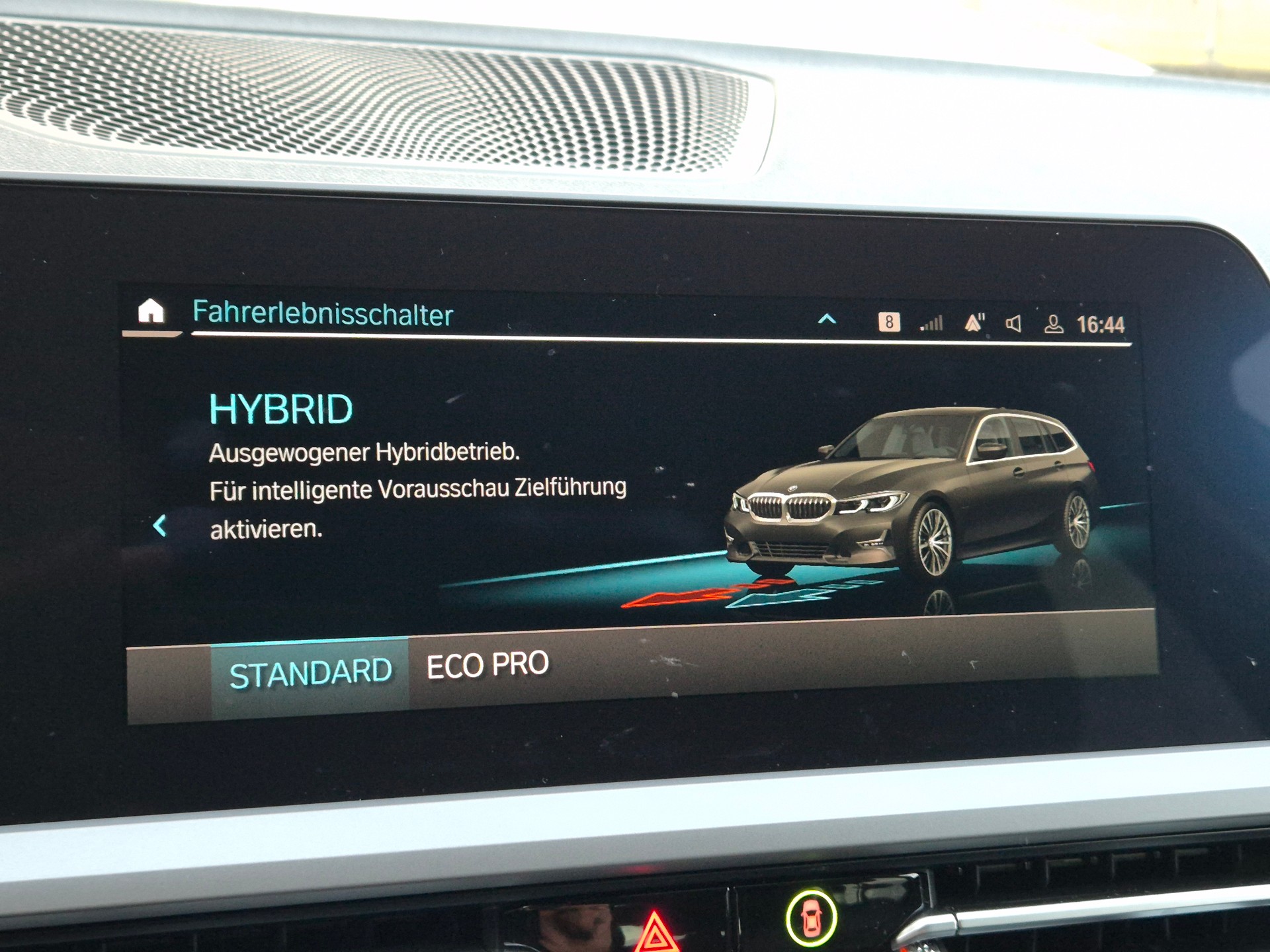 BMW 330e x DriveTouring Steptronic-image-20