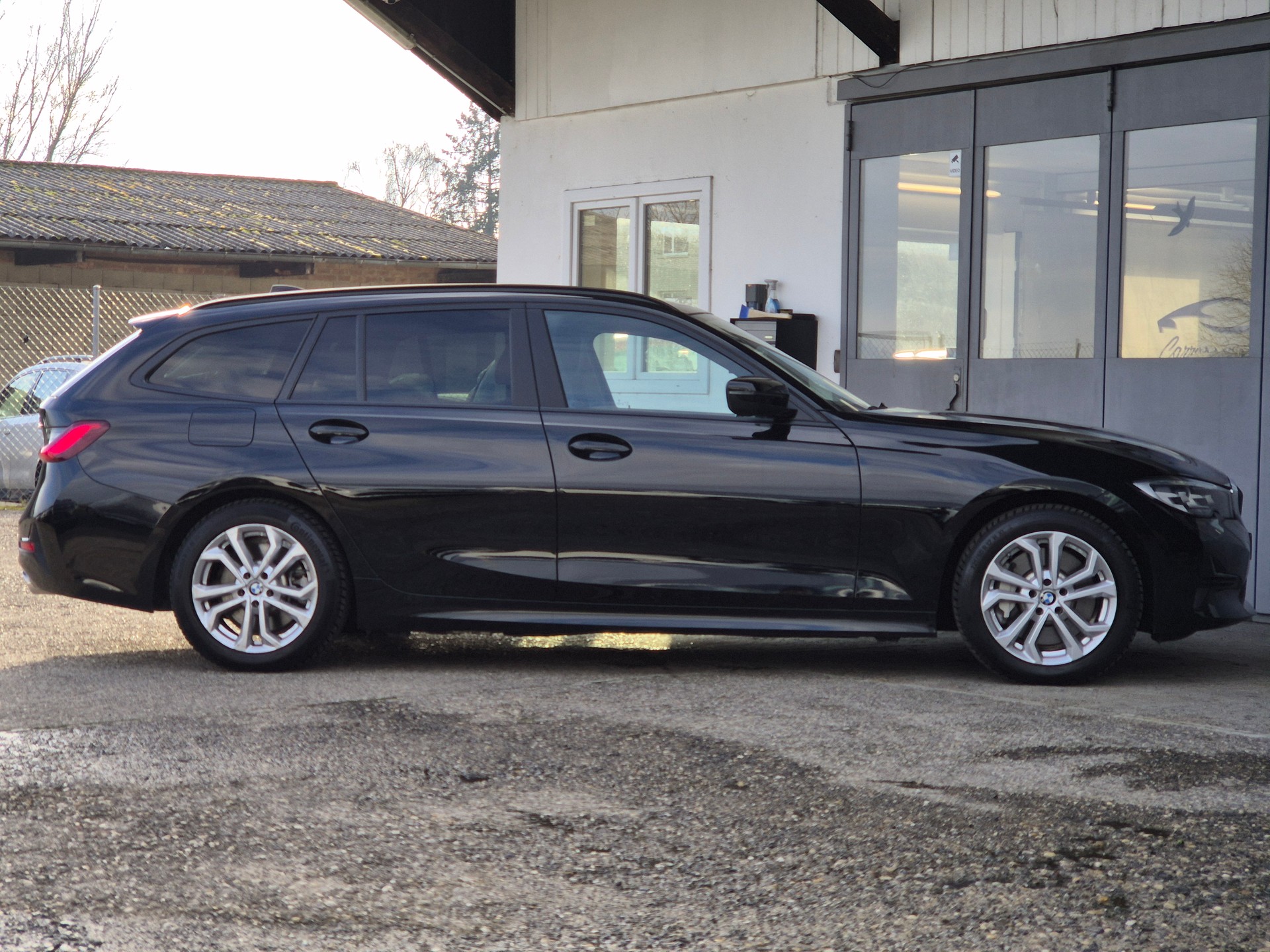 BMW 330e x DriveTouring Steptronic-image-5