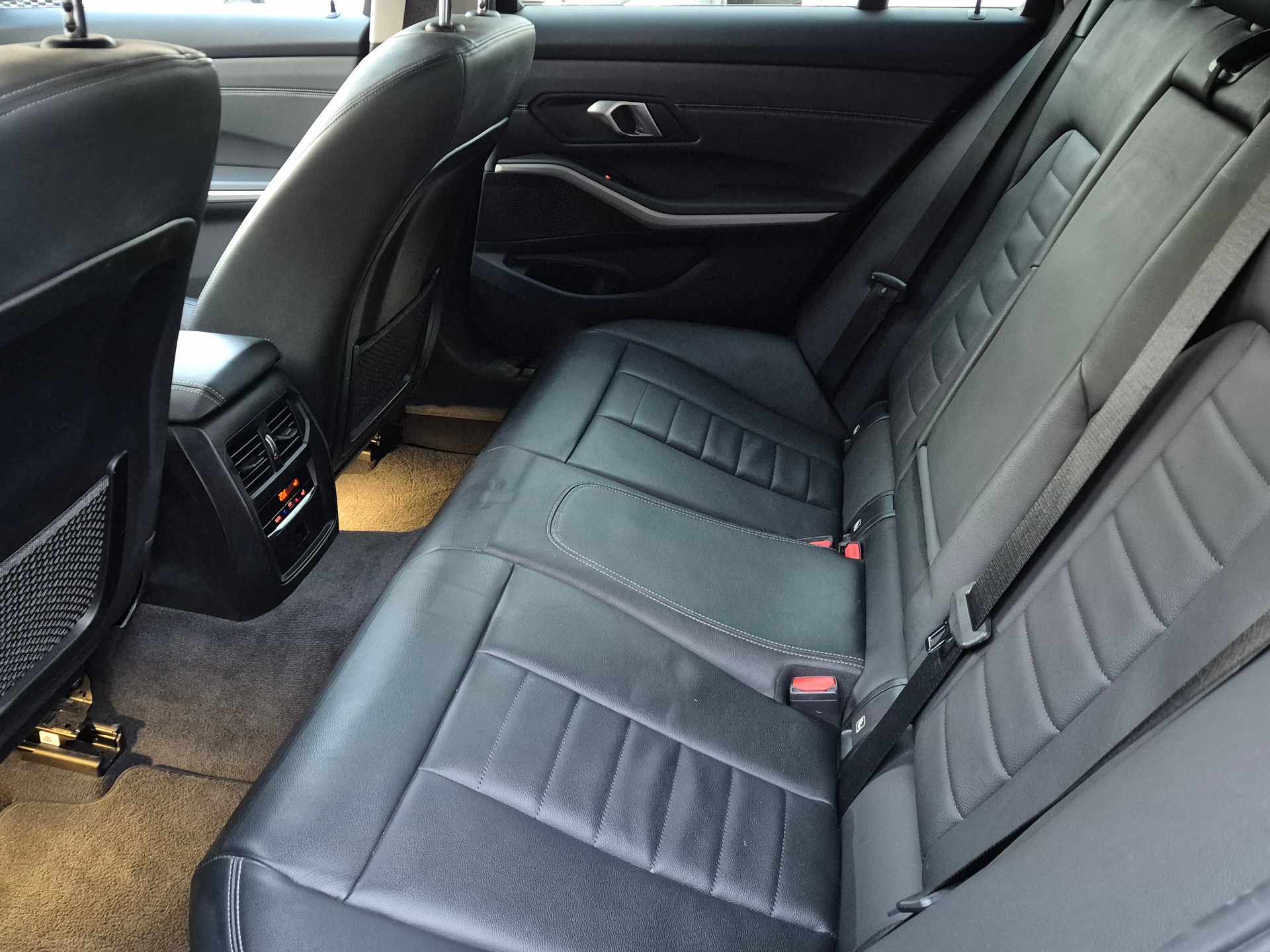 BMW 330e x DriveTouring Steptronic-image-14