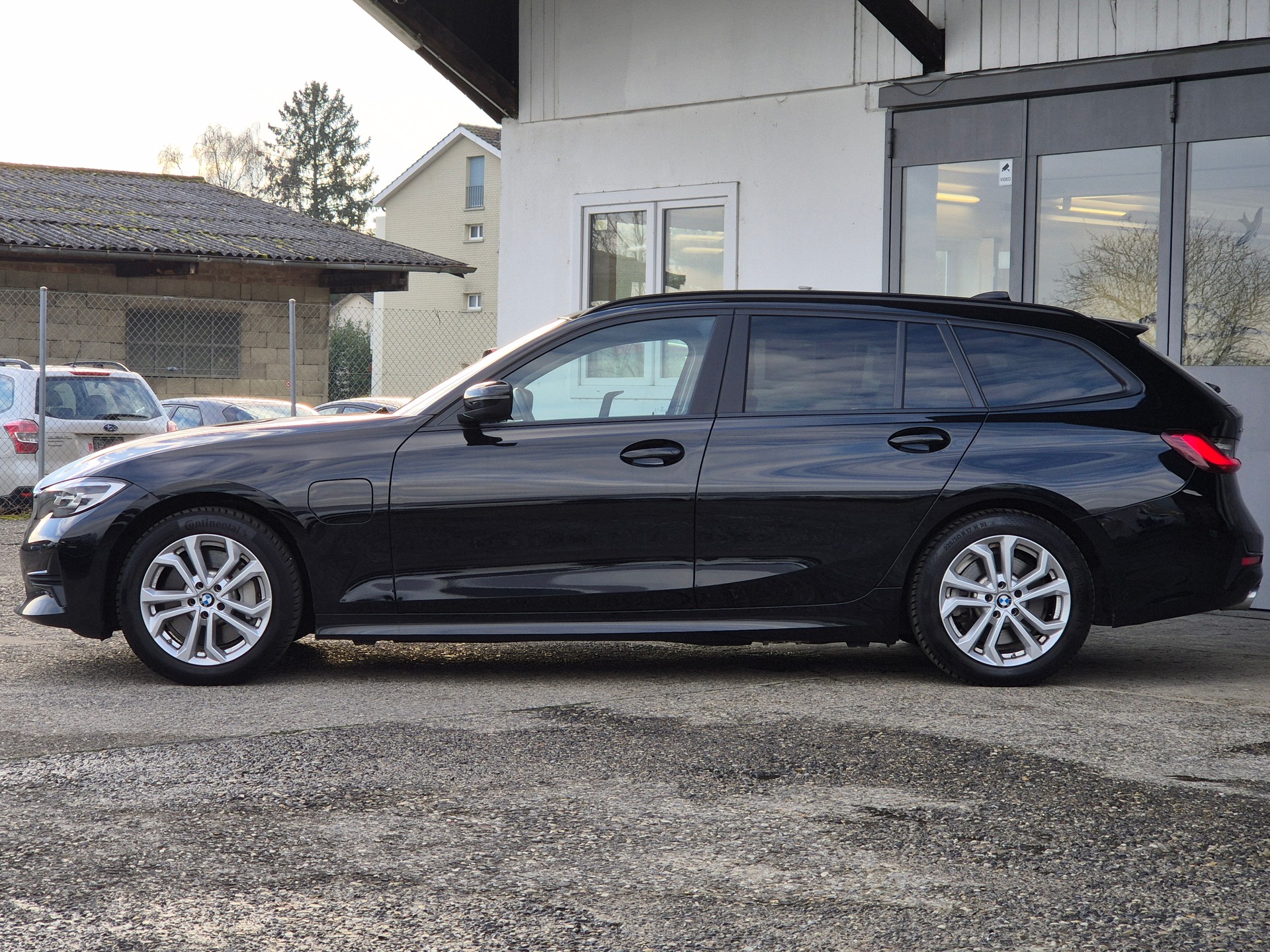 BMW 330e x DriveTouring Steptronic-image-10