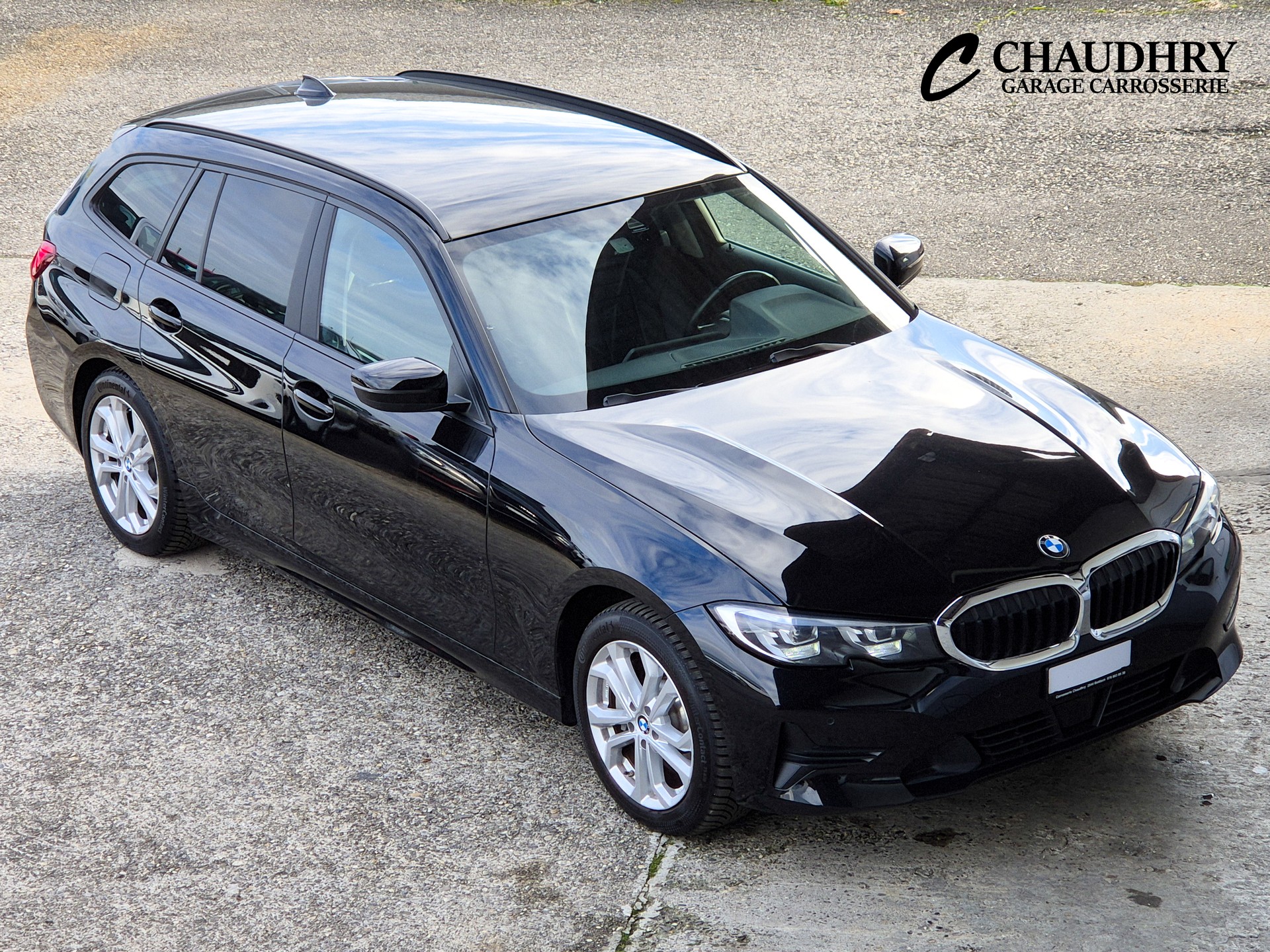 BMW 330e x DriveTouring Steptronic-showroom-element-2
