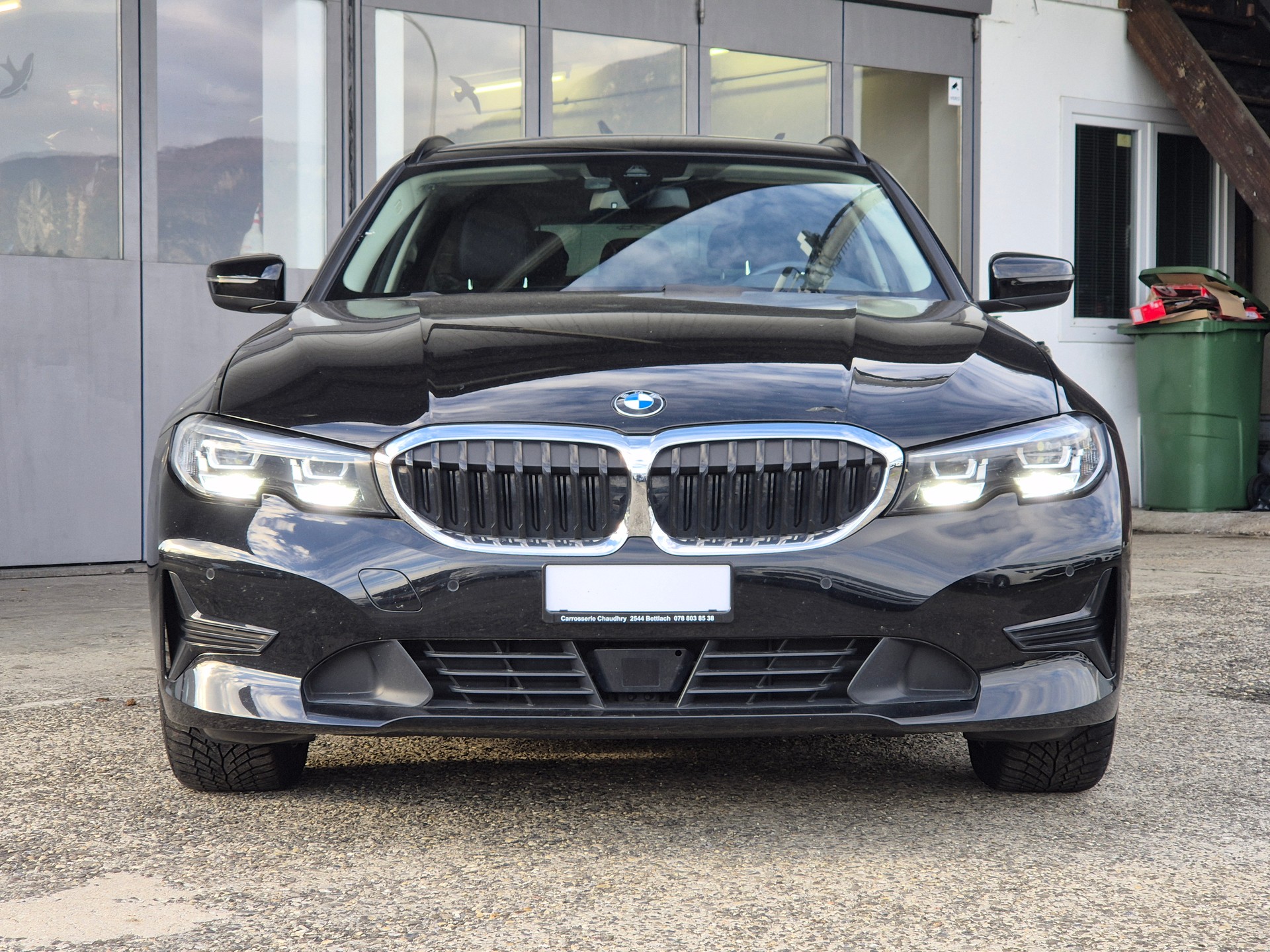 BMW 330e x DriveTouring Steptronic-showroom-element-3