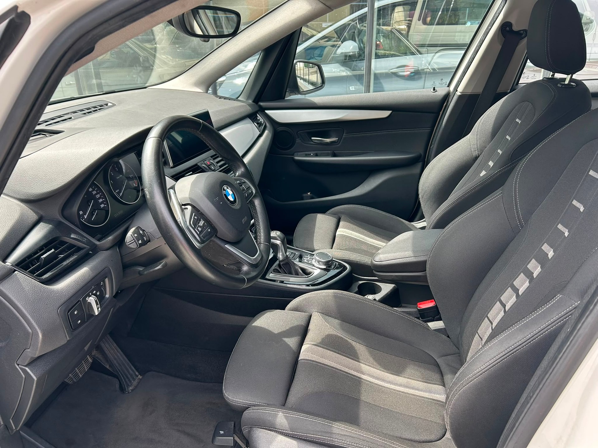 BMW 218d xDrive Active Tourer Steptronic-image-6