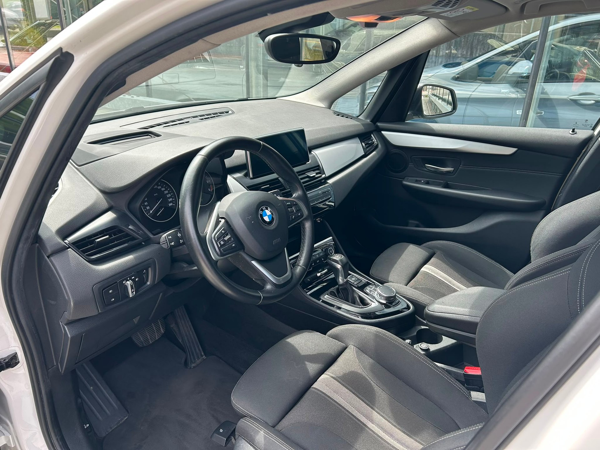 BMW 218d xDrive Active Tourer Steptronic-image-5