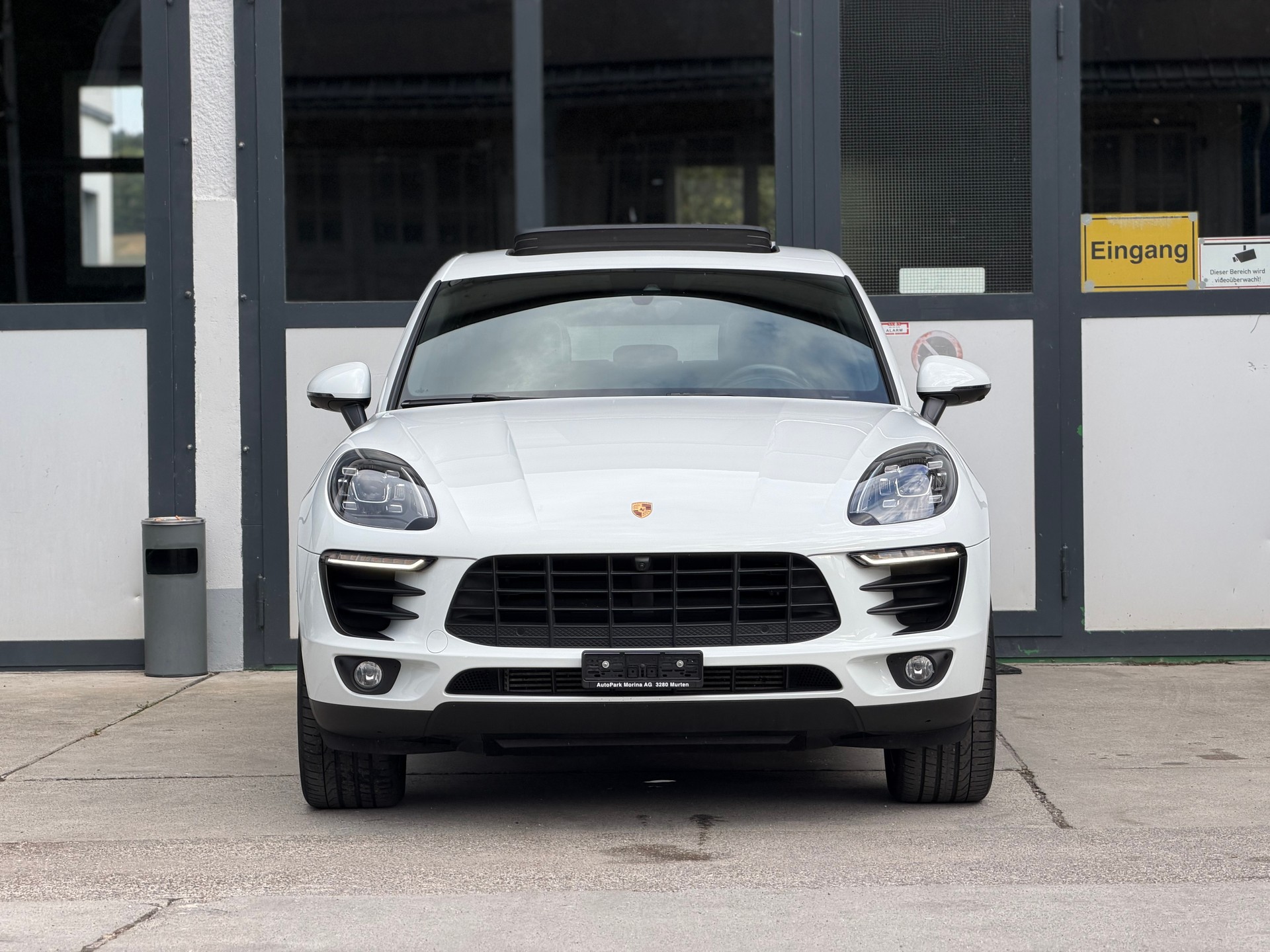PORSCHE Macan PDK-showroom-element-2