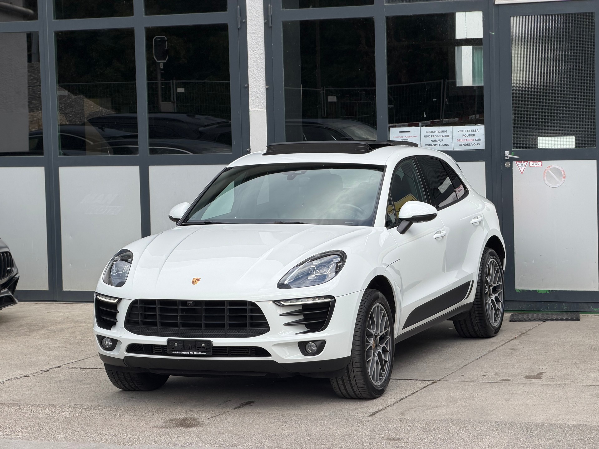 PORSCHE Macan PDK-showroom-element-1