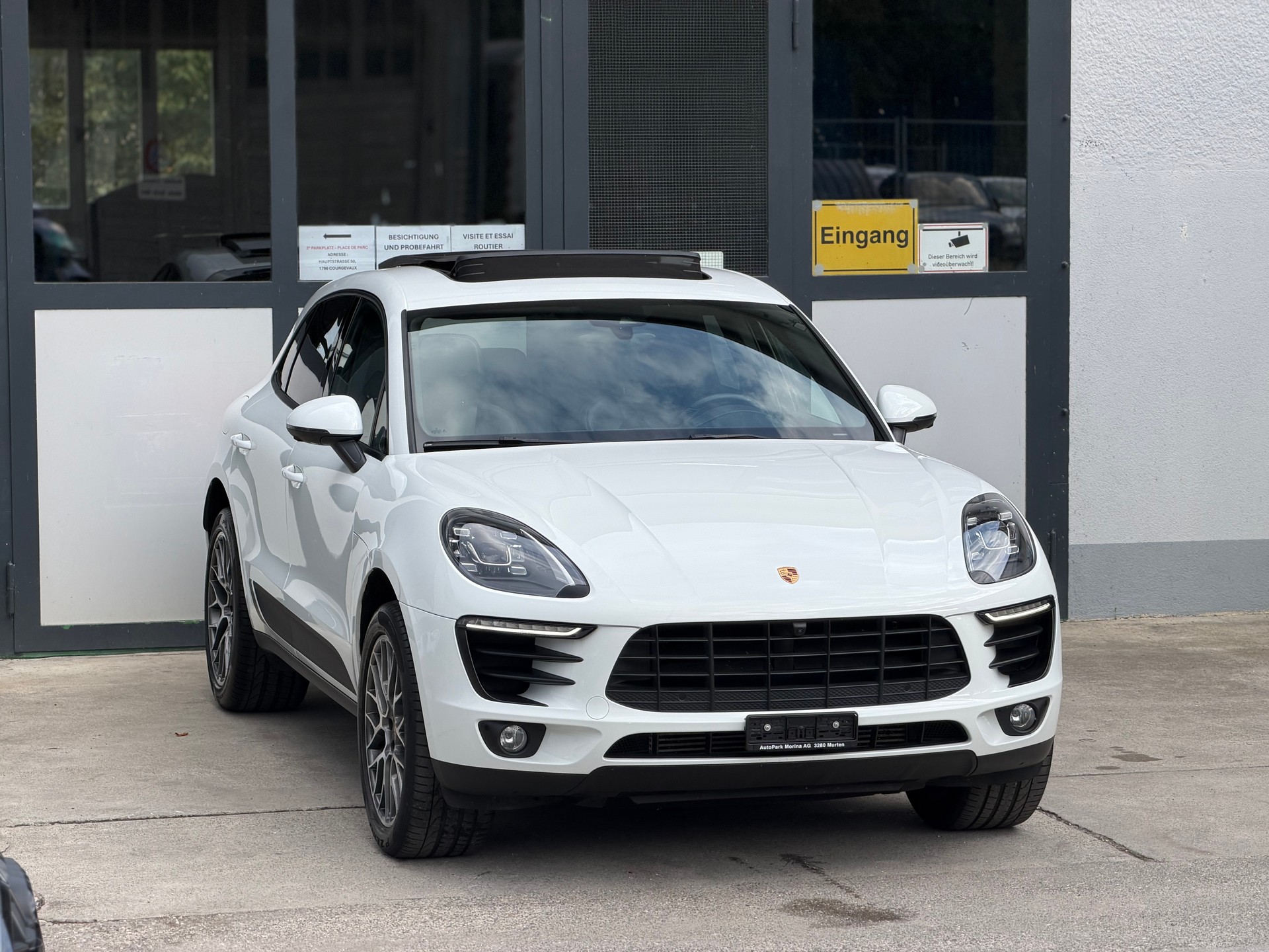 PORSCHE Macan PDK-showroom-element-3