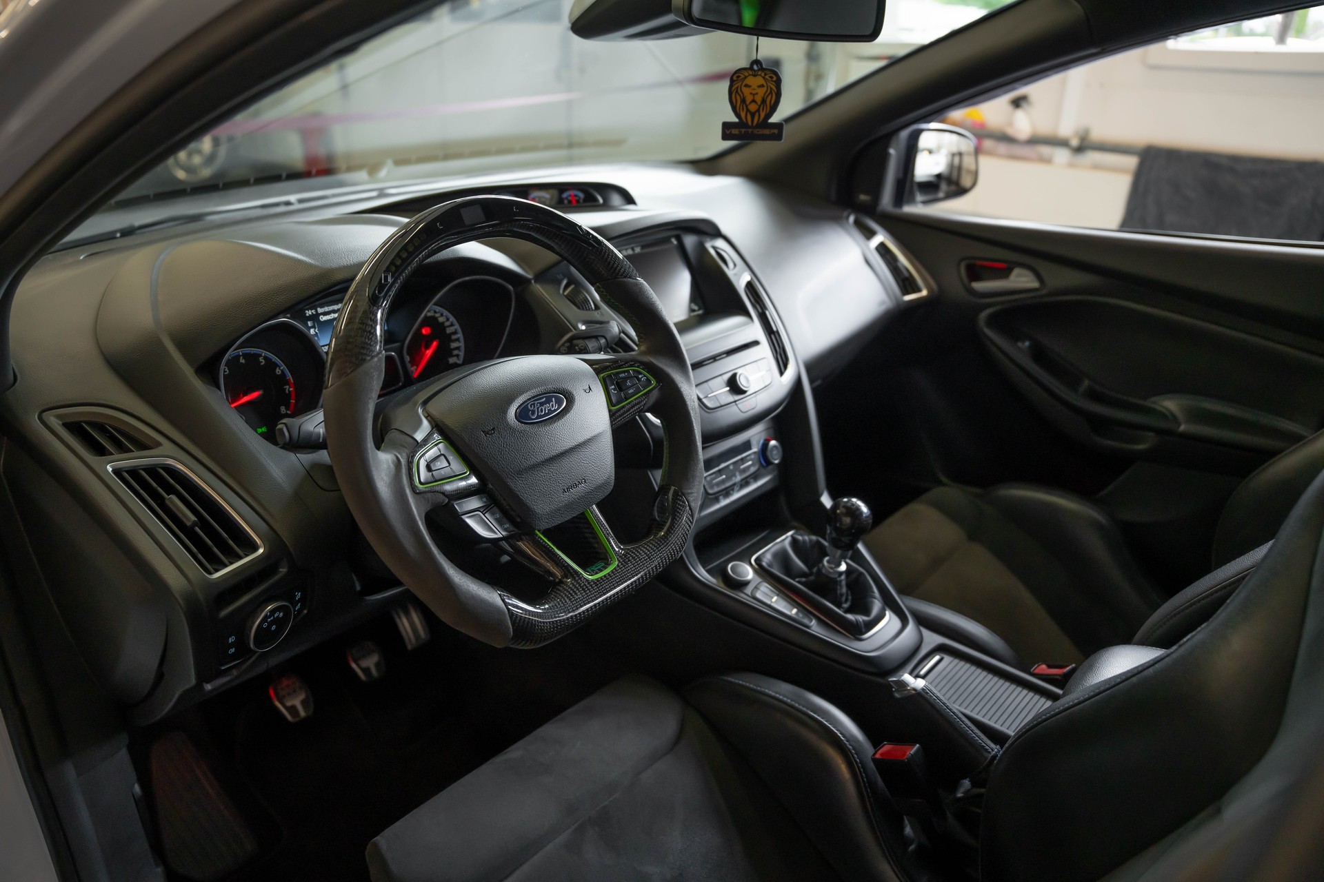 FORD Focus 2.3 EcoBoost RS AWD-image-16