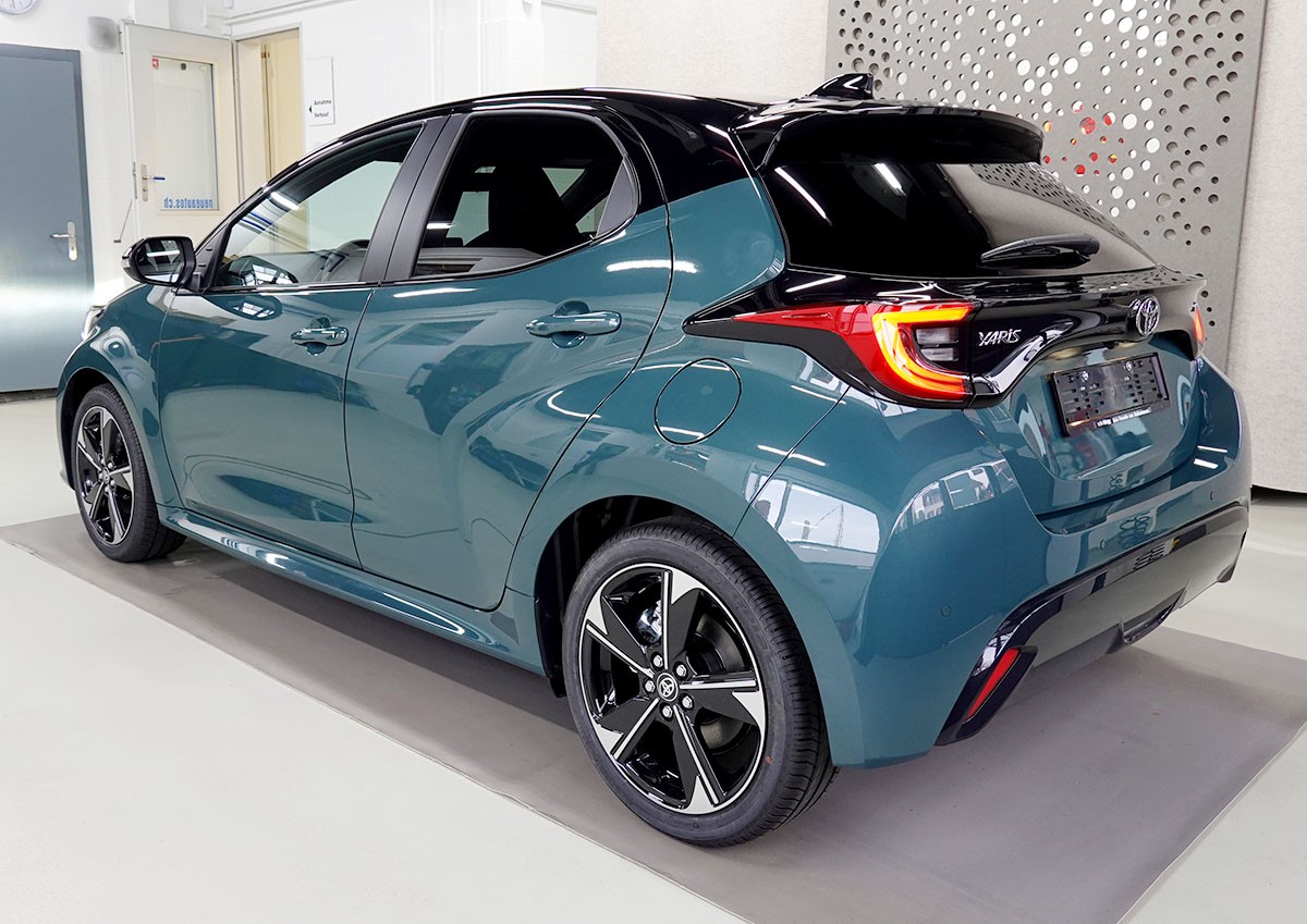TOYOTA Yaris 1.5 Premium e-CVT, Bitone-showroom-element-2