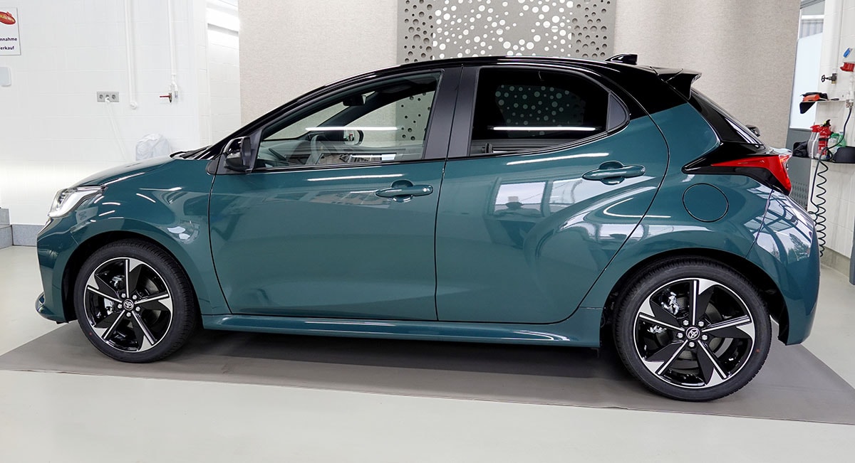 TOYOTA Yaris 1.5 Premium e-CVT, Bitone-showroom-element-1
