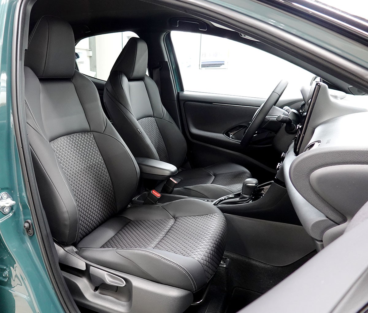 TOYOTA Yaris 1.5 Premium e-CVT, Bitone-showroom-element-3