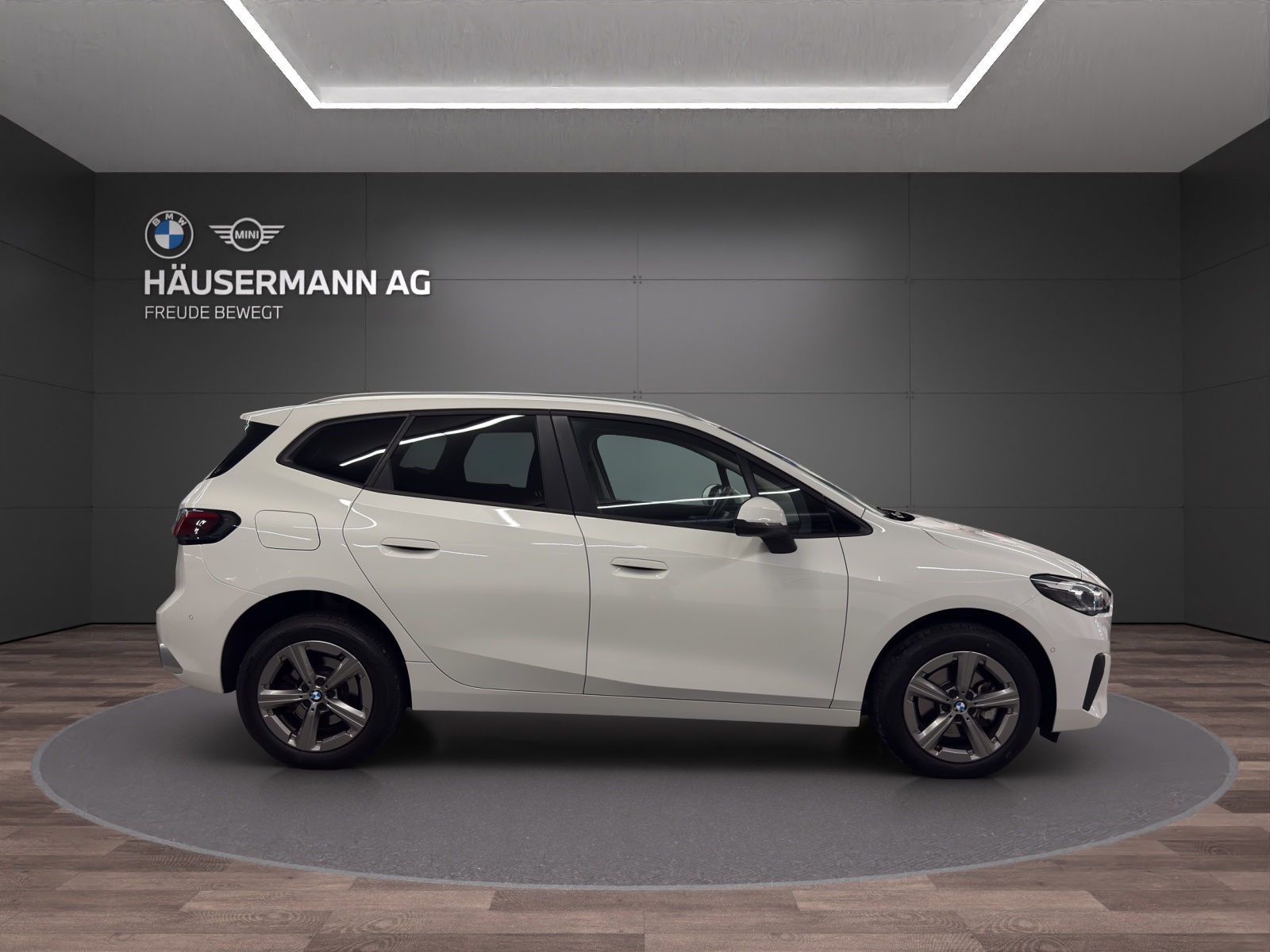 BMW 218d Active Tourer-showroom-element-3