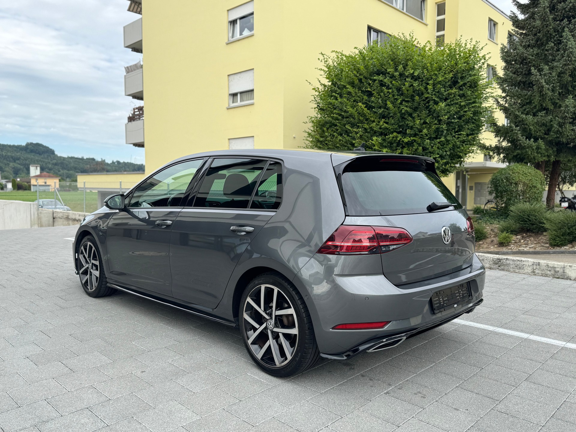 VW Golf 1.5 TSI Highline R-Line DSG-showroom-element-2
