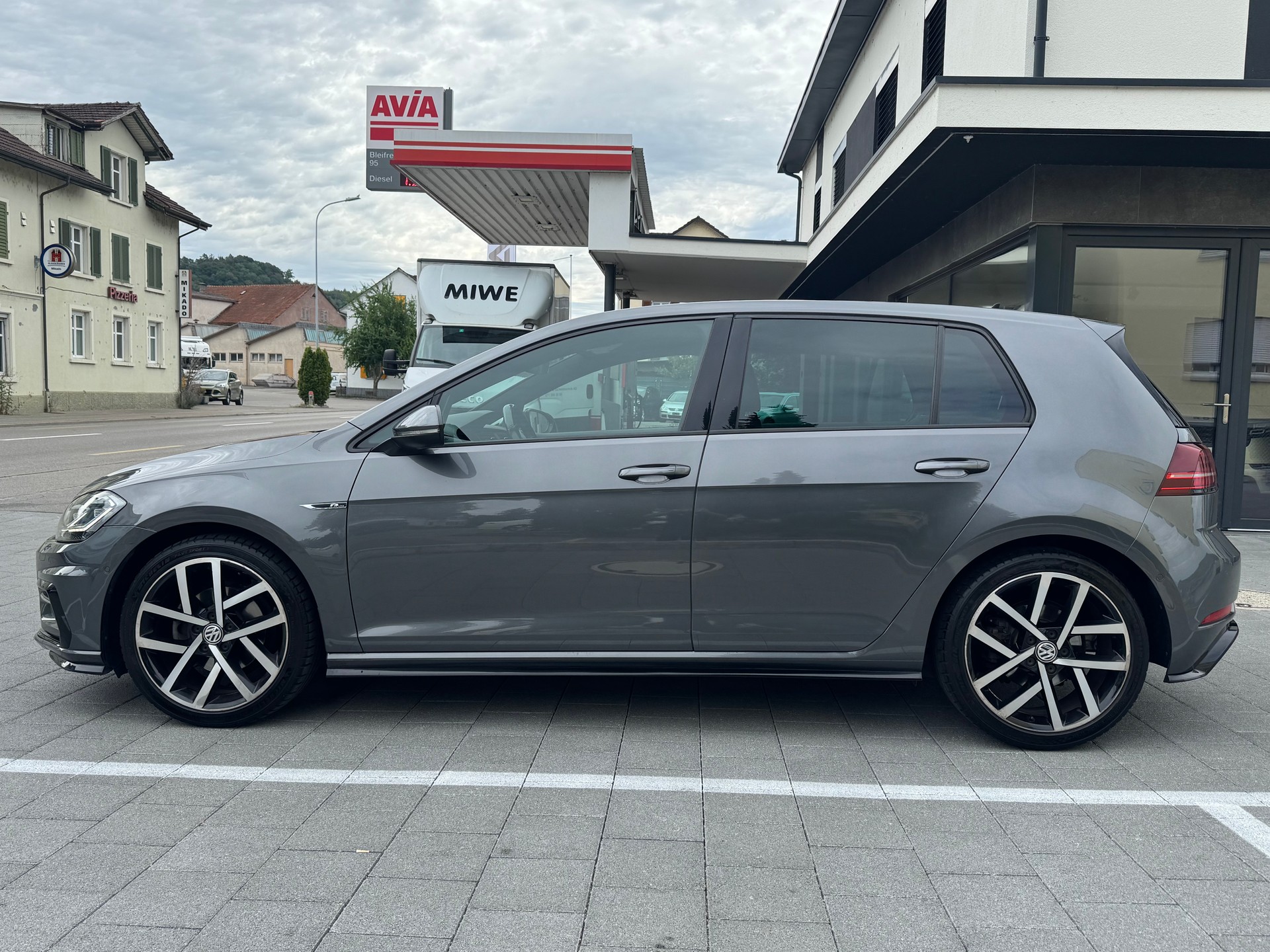 VW Golf 1.5 TSI Highline R-Line DSG-showroom-element-1