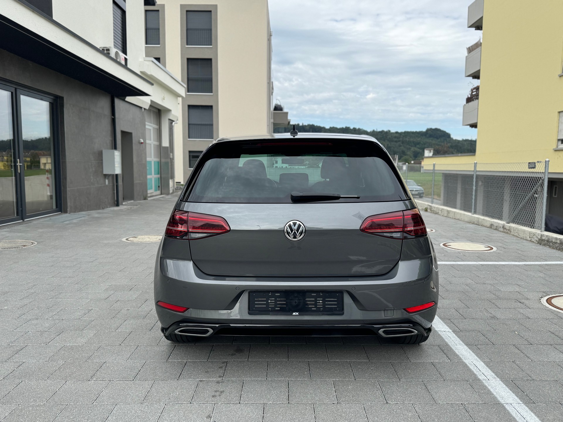VW Golf 1.5 TSI Highline R-Line DSG-showroom-element-3
