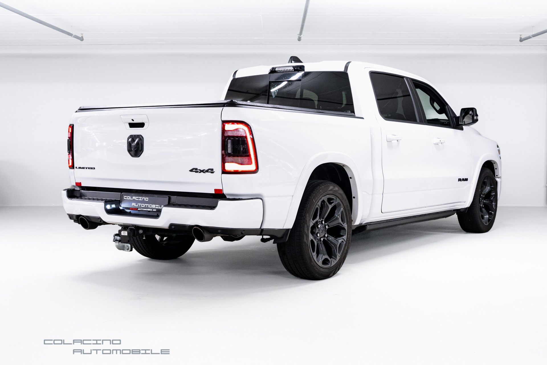DODGE 1500 Crew Cab Limited-showroom-element-1