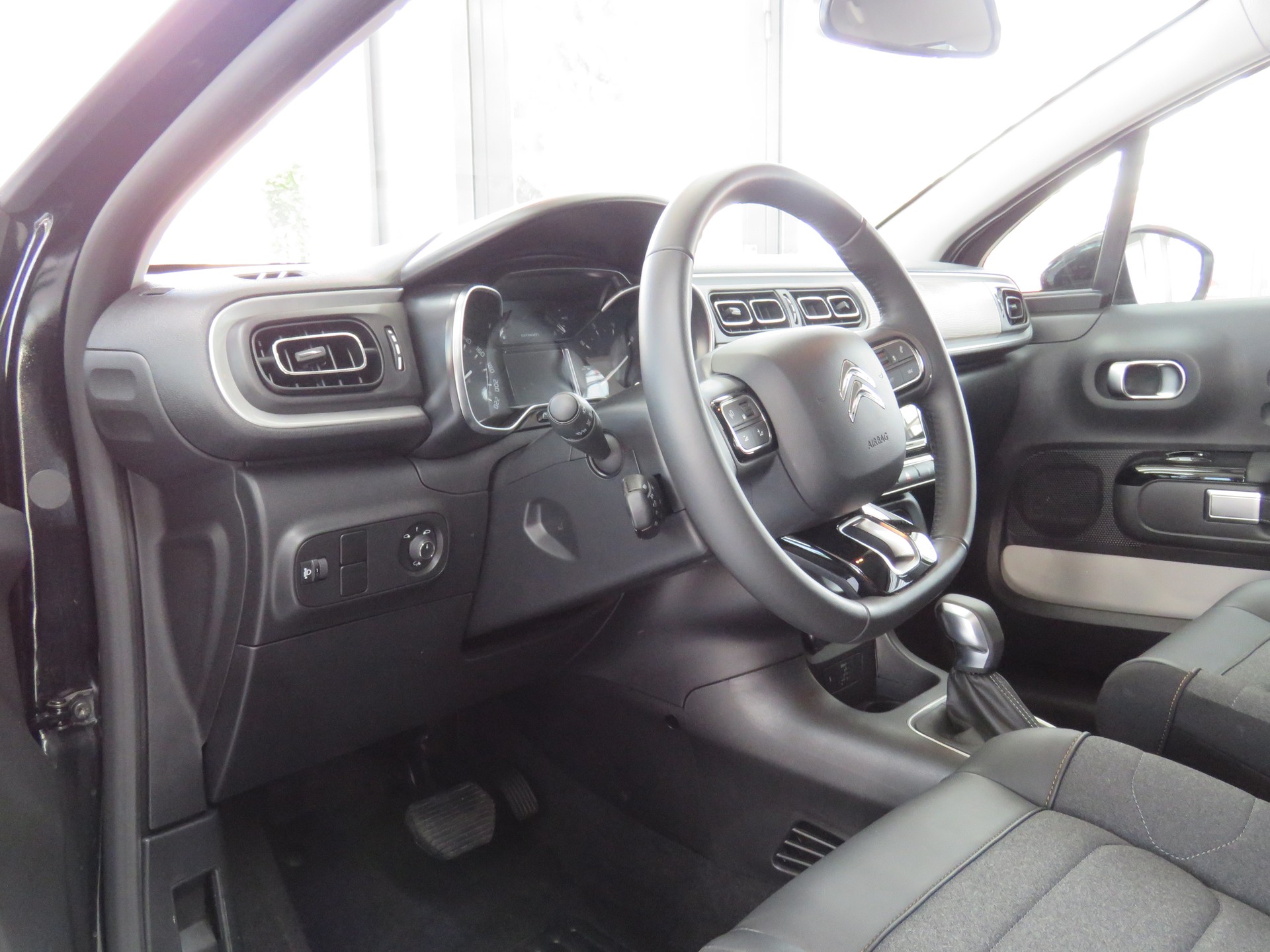 CITROEN C3 1.2i PureTech Swiss Edition EAT6 (Automat)-image-6