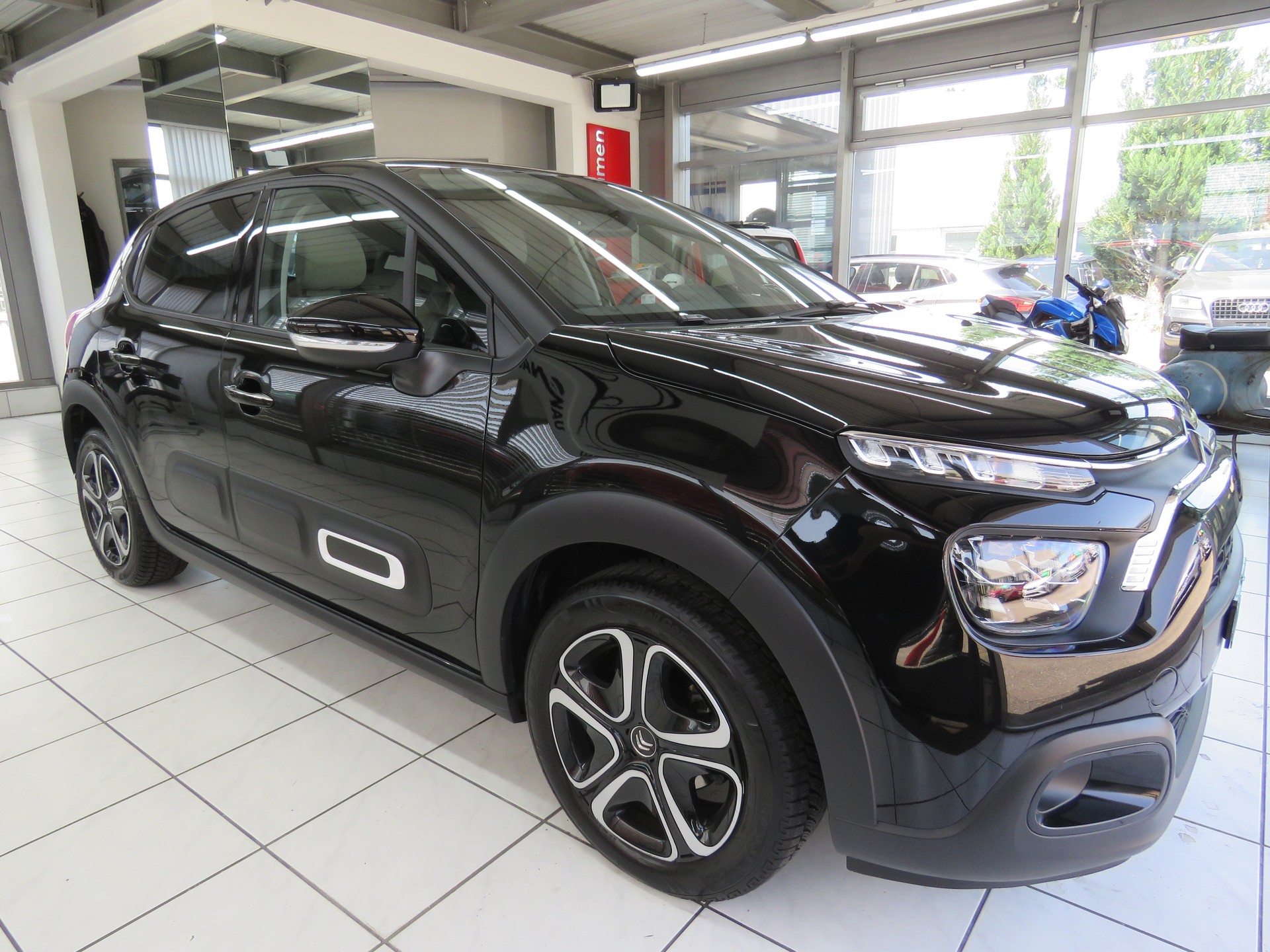 CITROEN C3 1.2i PureTech Swiss Edition EAT6 (Automat)-image-2