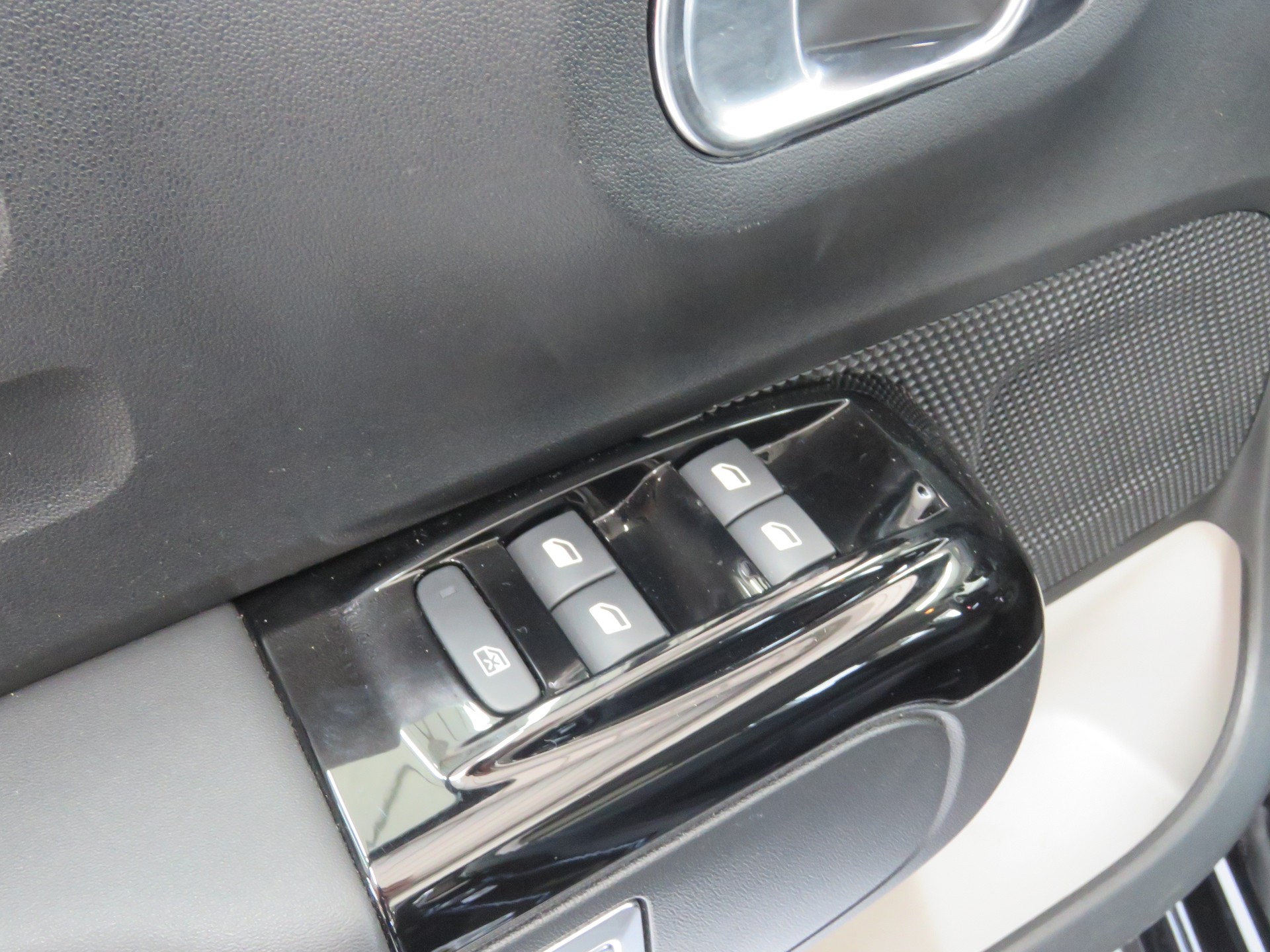CITROEN C3 1.2i PureTech Swiss Edition EAT6 (Automat)-image-17