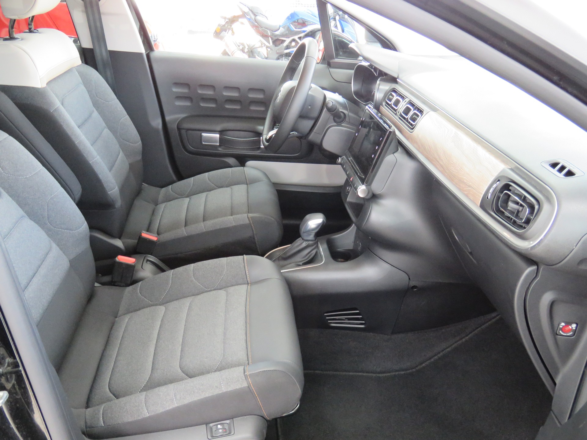 CITROEN C3 1.2i PureTech Swiss Edition EAT6 (Automat)-image-9
