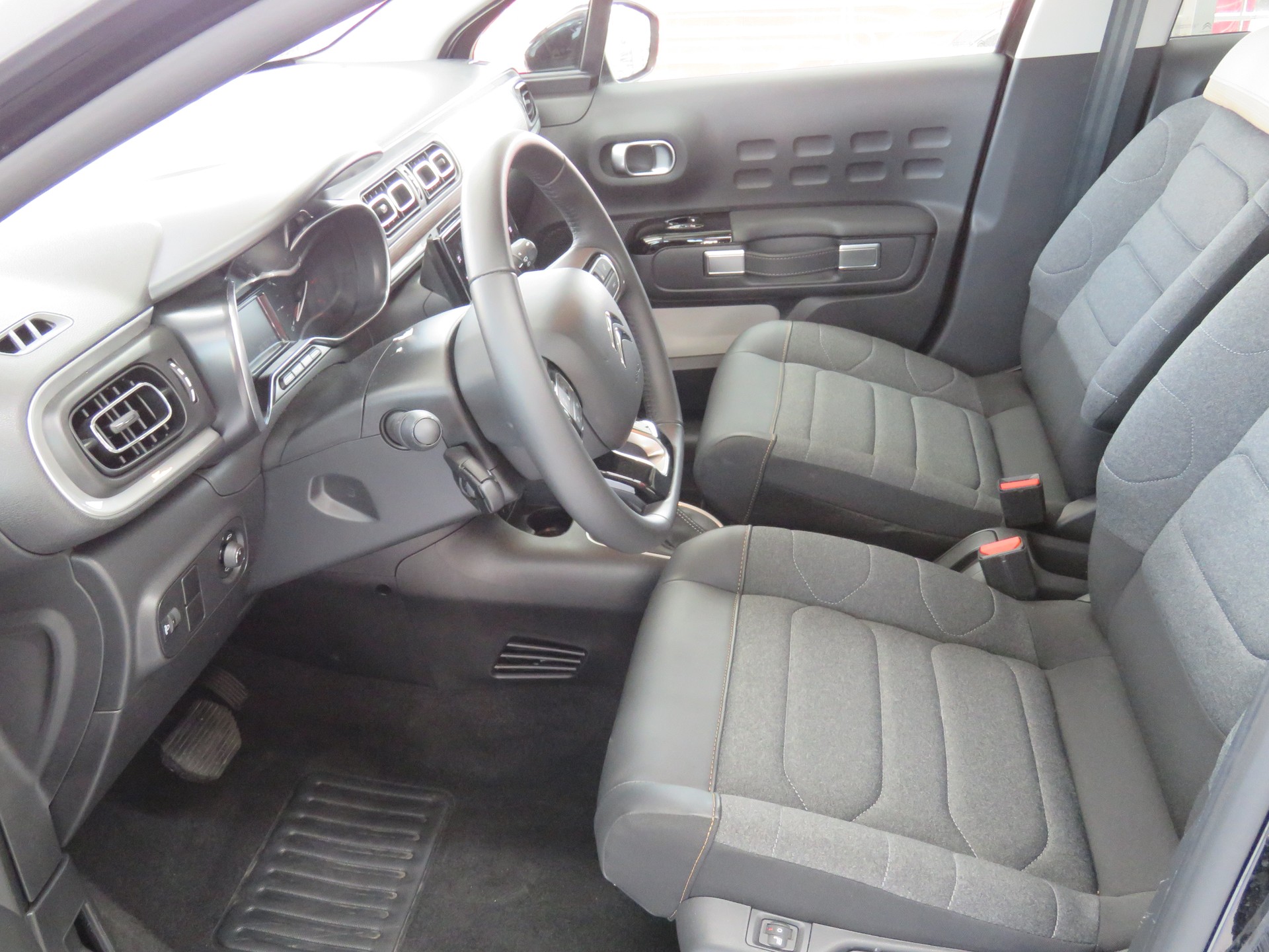 CITROEN C3 1.2i PureTech Swiss Edition EAT6 (Automat)-image-7