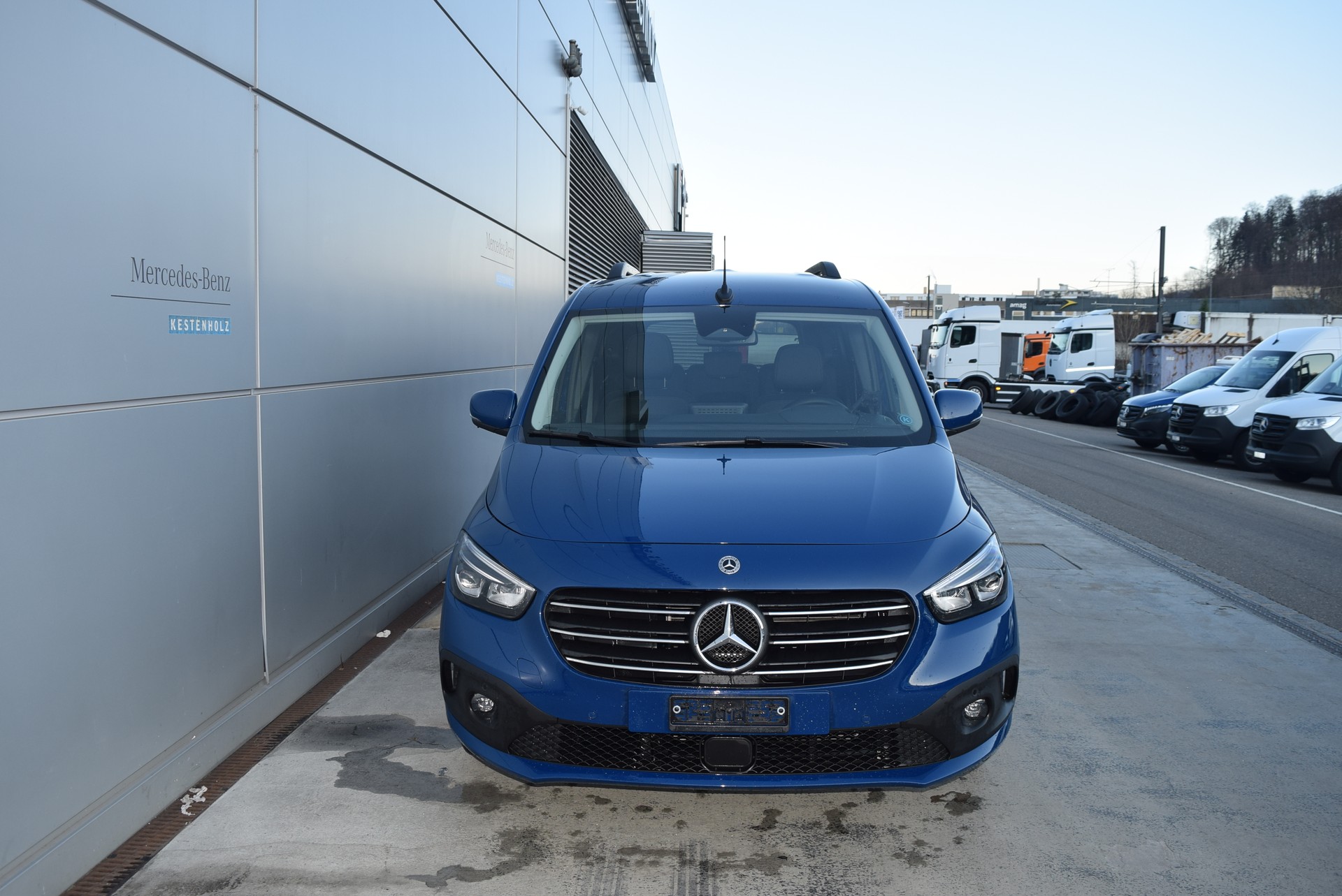 MERCEDES-BENZ T180-showroom-element-1
